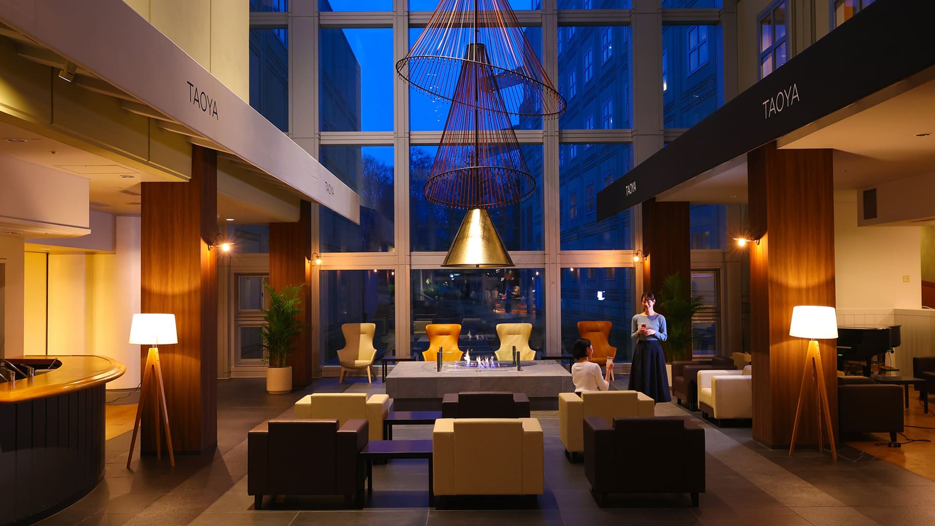 滞在中は自由に過ごせる暖炉ラウンジ。夜食の「ゆばうどん」などを提供