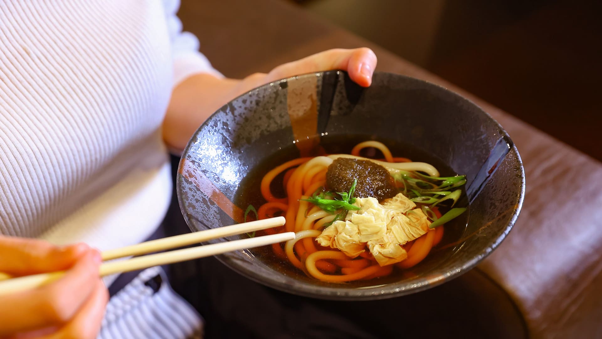 滞在中は自由に過ごせる暖炉ラウンジ。夜食の「ゆばうどん」などを提供