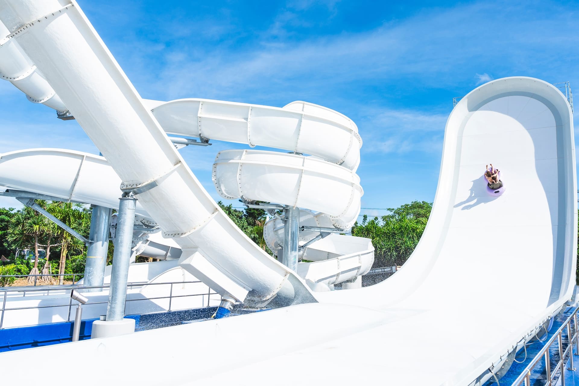 3種のウォータースライダーや流れるプールで遊べる