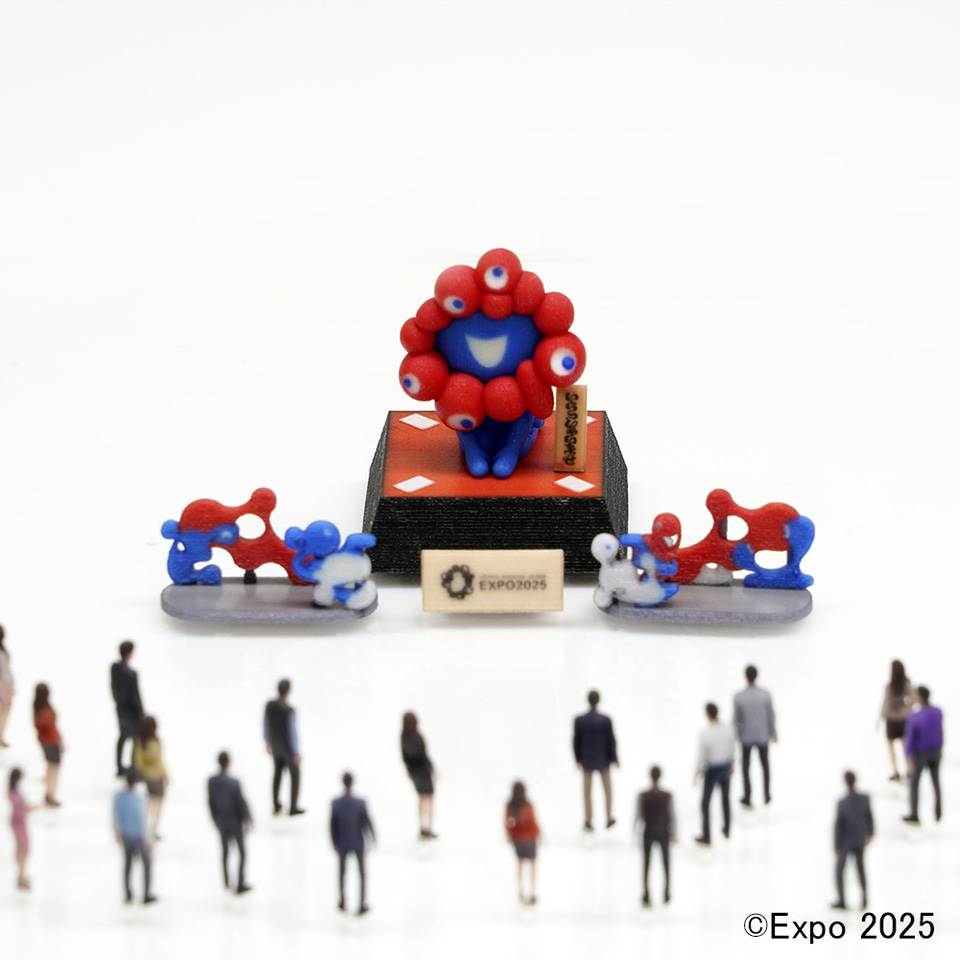 万博・東西ゲートのミャクミャク像が1/150サイズのフィギュアに