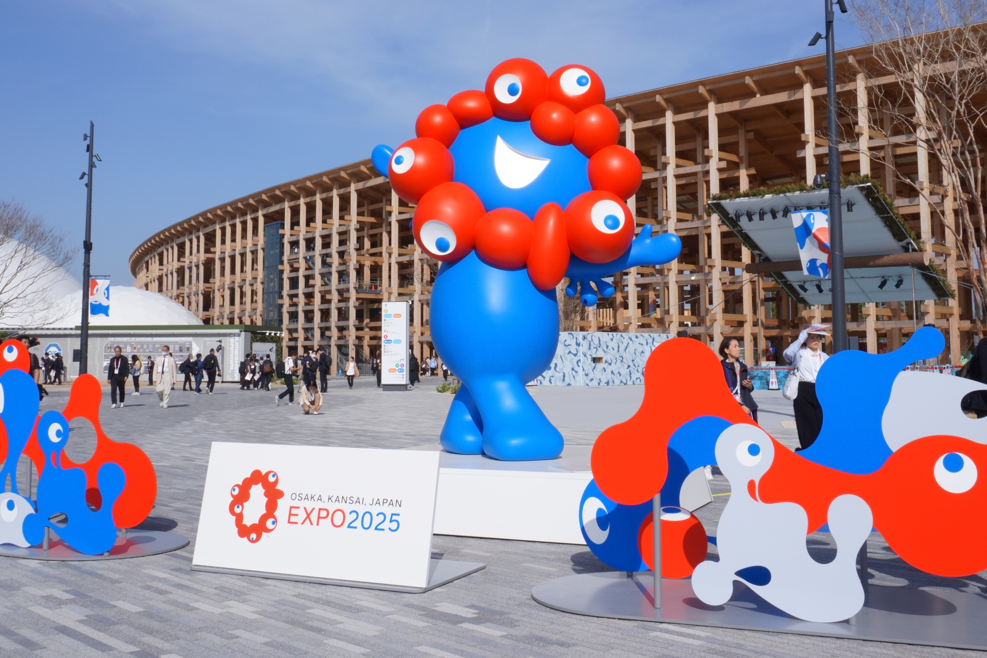 西ゲートのわくわくミャクミャク像