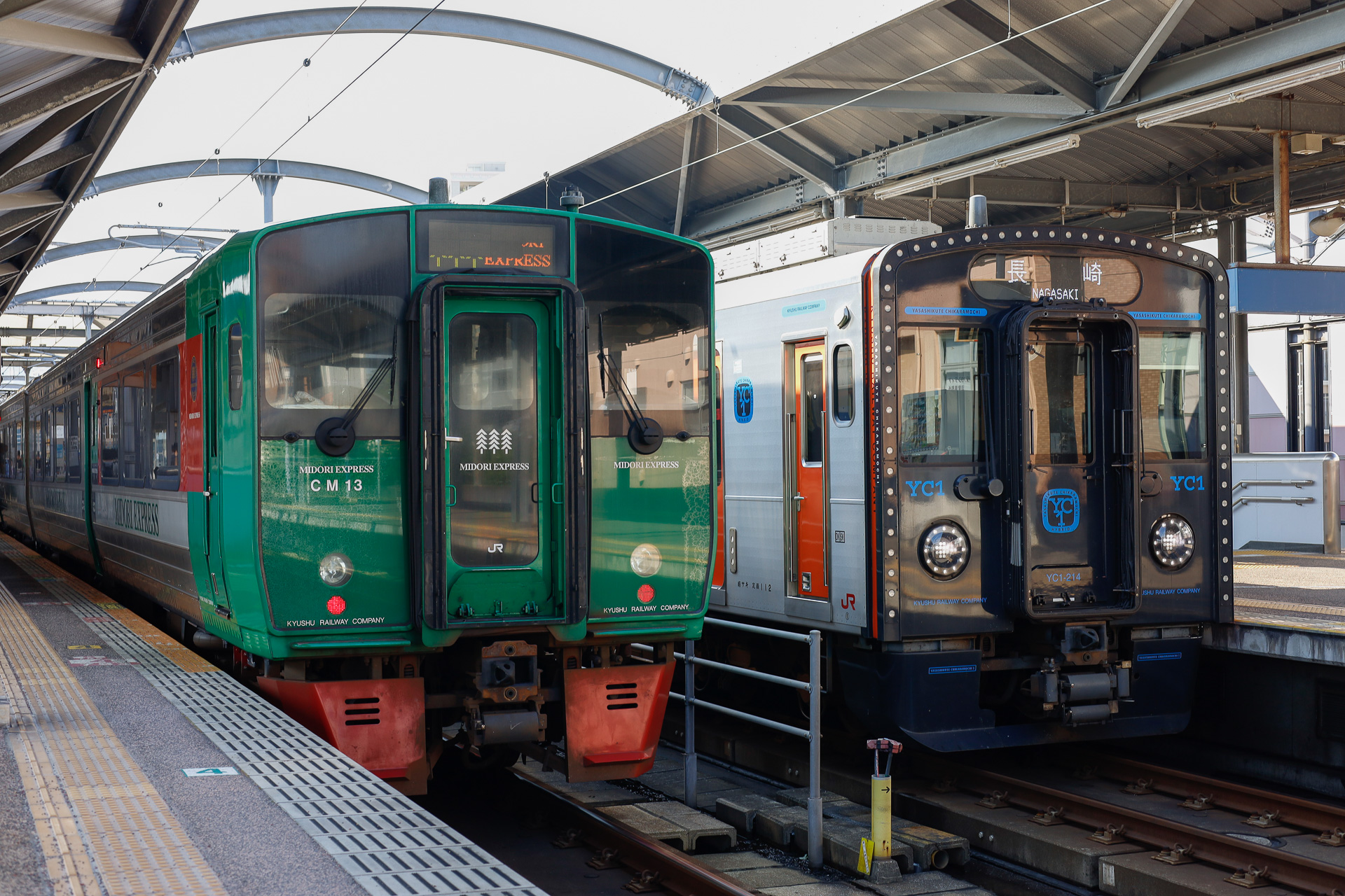 特急「みどり」用の783系、それとYC1系が並ぶ可能性がある高架駅といえば、佐世保駅ぐらいしかない