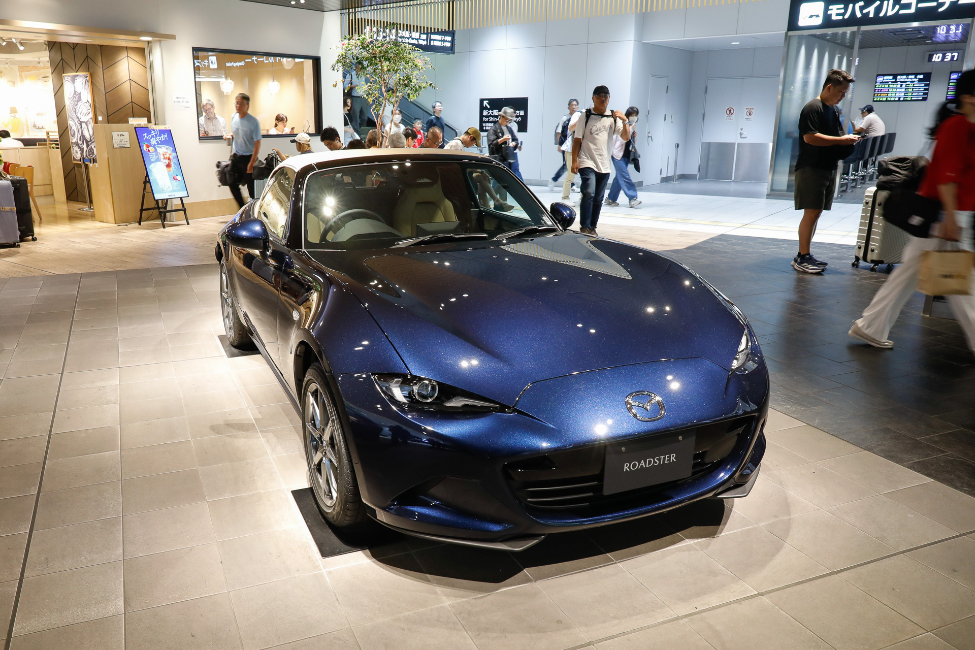 過日、その広島駅に行ったら、新幹線のラチ内コンコースにマツダ・ロードスターが展示されていた。さすがマツダの地元