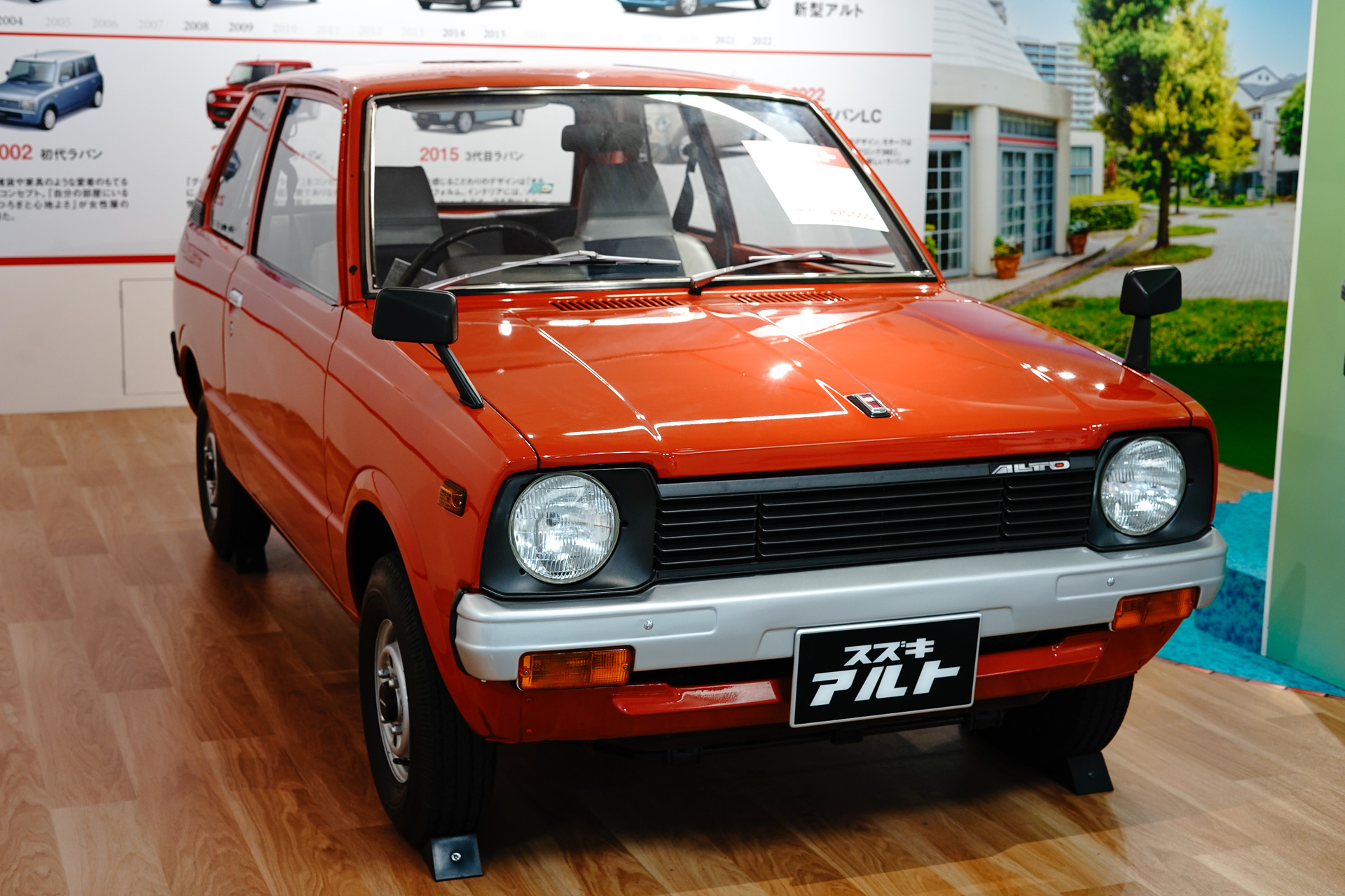 こちらは東海道新幹線の浜松駅。このときにはスズキ・アルト（初代）が展示されていた