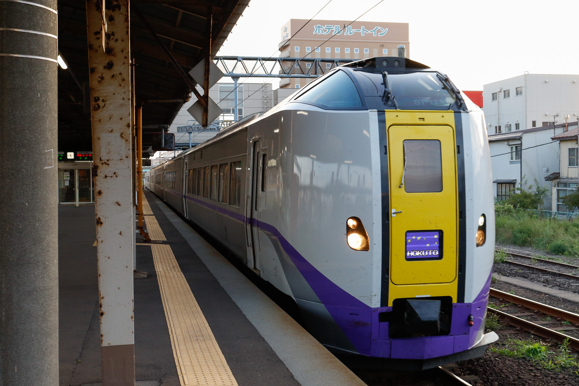 「これから特急『北斗』に乗ります」という1枚。さて、この写真でどこまでの情報が得られるだろうか？