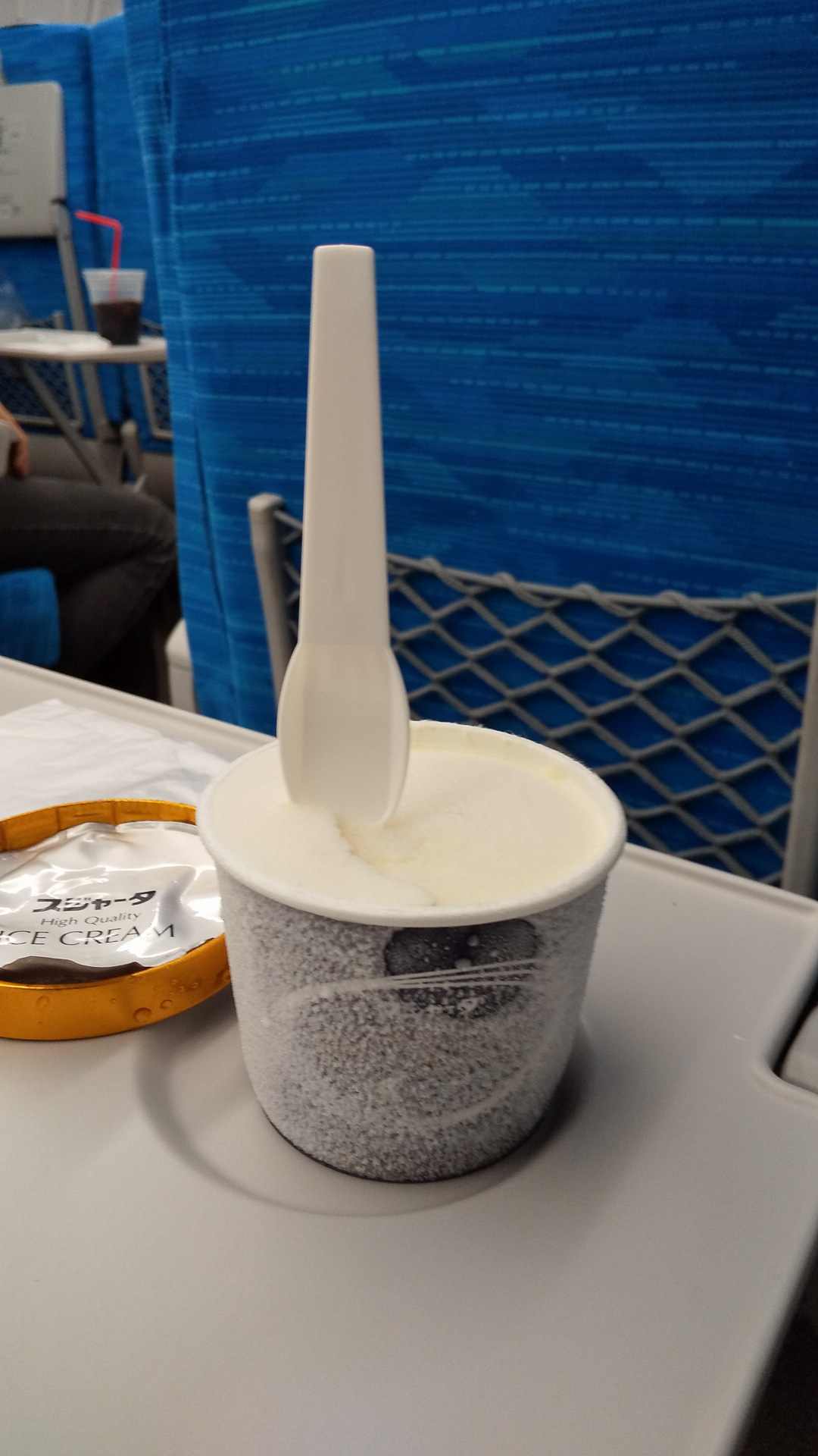 よくある「#ｼﾝｶﾝｾﾝｽｺﾞｲｶﾀｲｱｲｽ」の写真だが、モケットの柄や腰掛の作りで、これがN700Sだというところまでは分かる