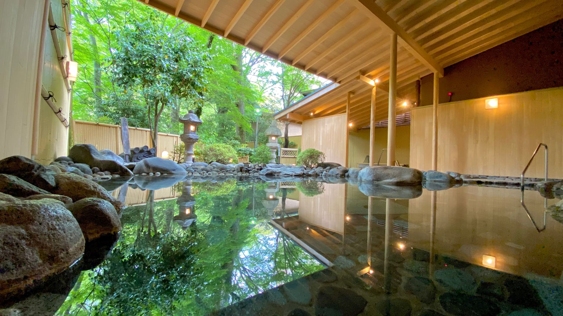 大浴場の露天風呂「美楽の湯」。ジャグジー風呂も備える