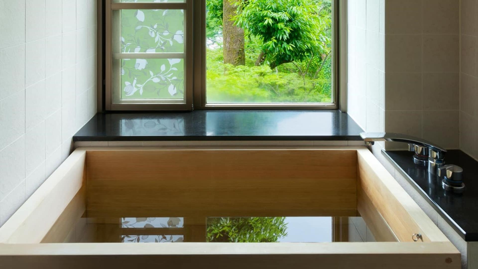 広々とした「総檜風呂付クイーンズルーム（和室）」