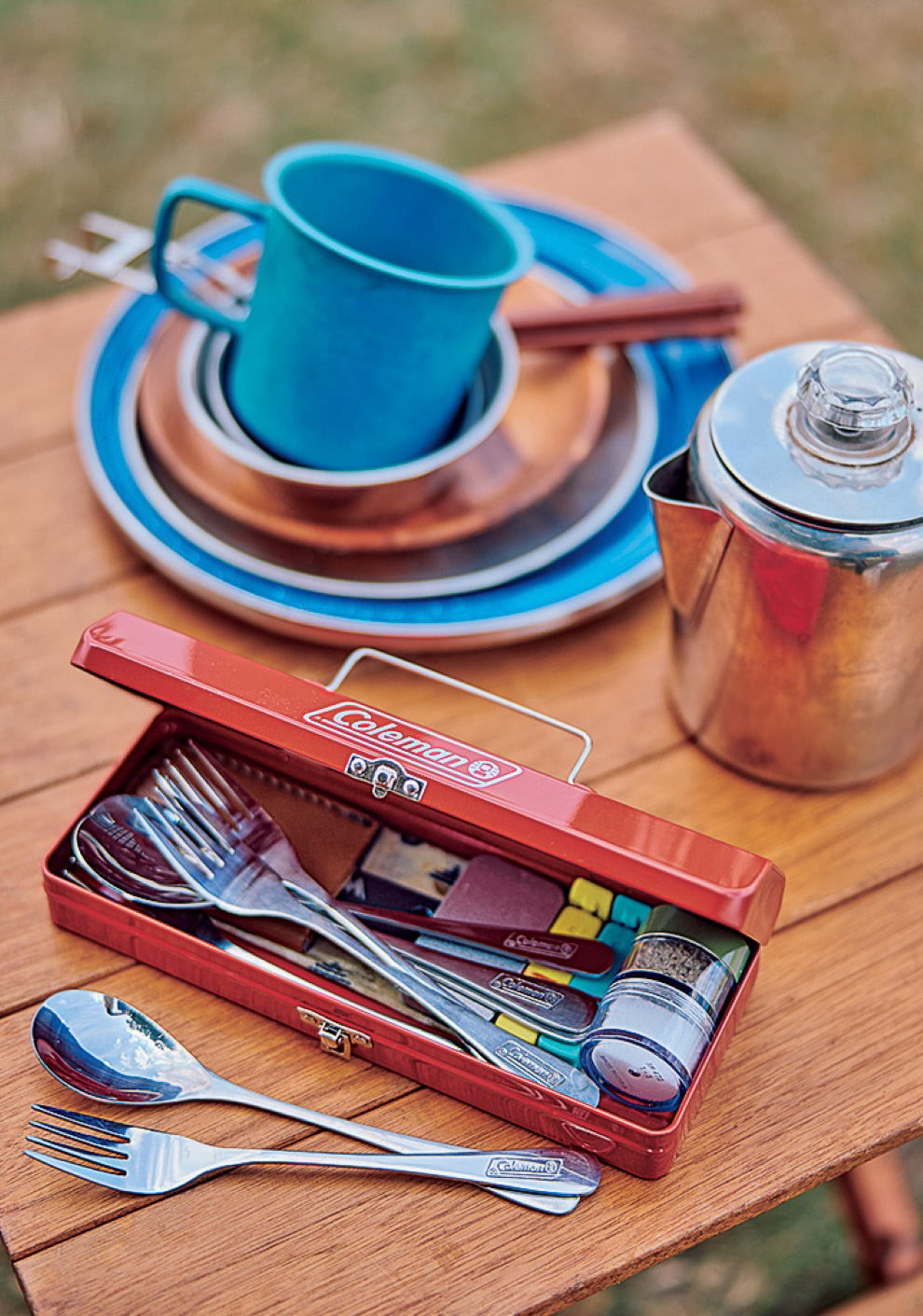 カラーはコールマンのランタンをイメージしたレッドと、ツーバーナーストーブをイメージしたグリーンの2色。ランダム封入のため色は選べない