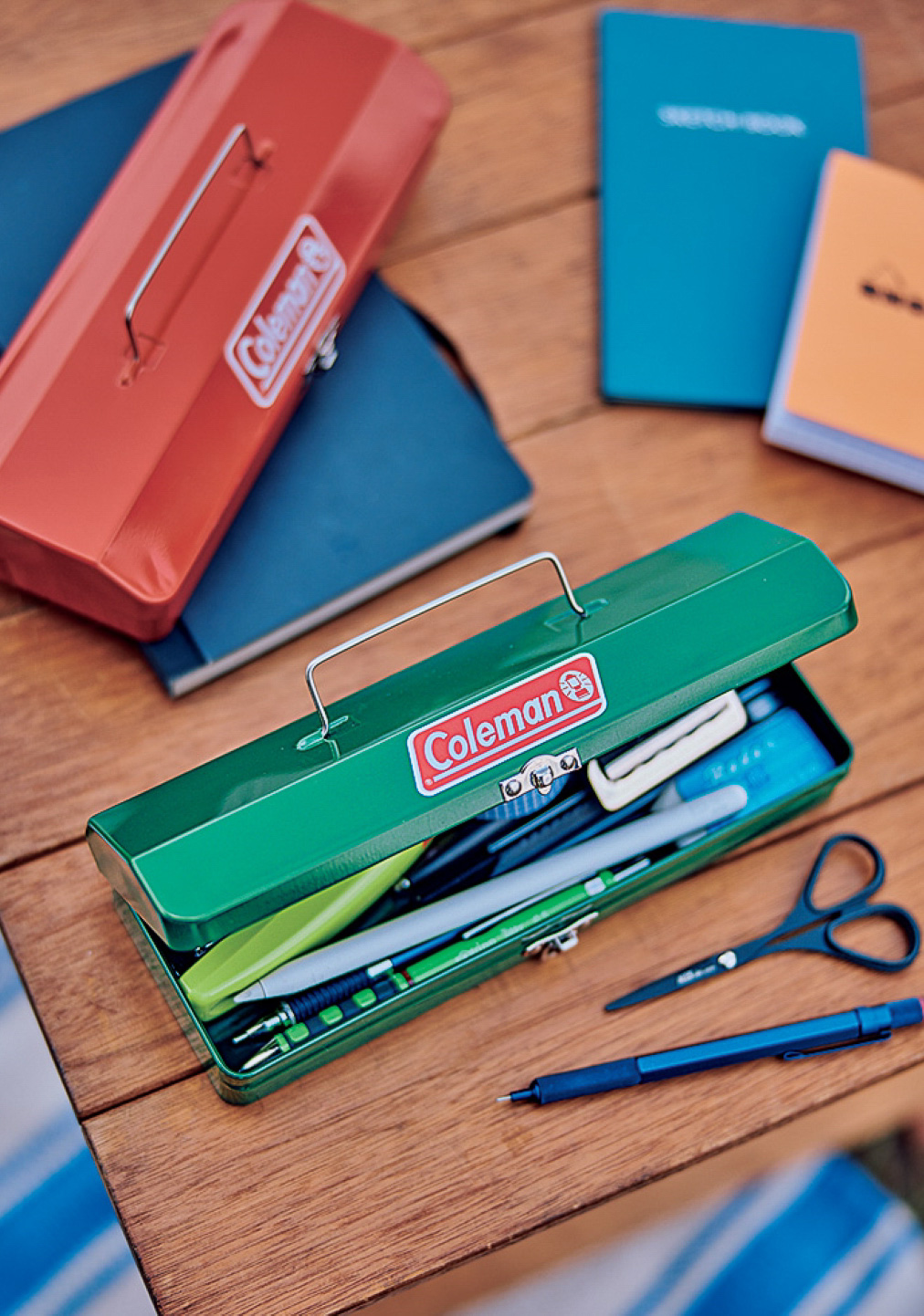 カラーはコールマンのランタンをイメージしたレッドと、ツーバーナーストーブをイメージしたグリーンの2色。ランダム封入のため色は選べない