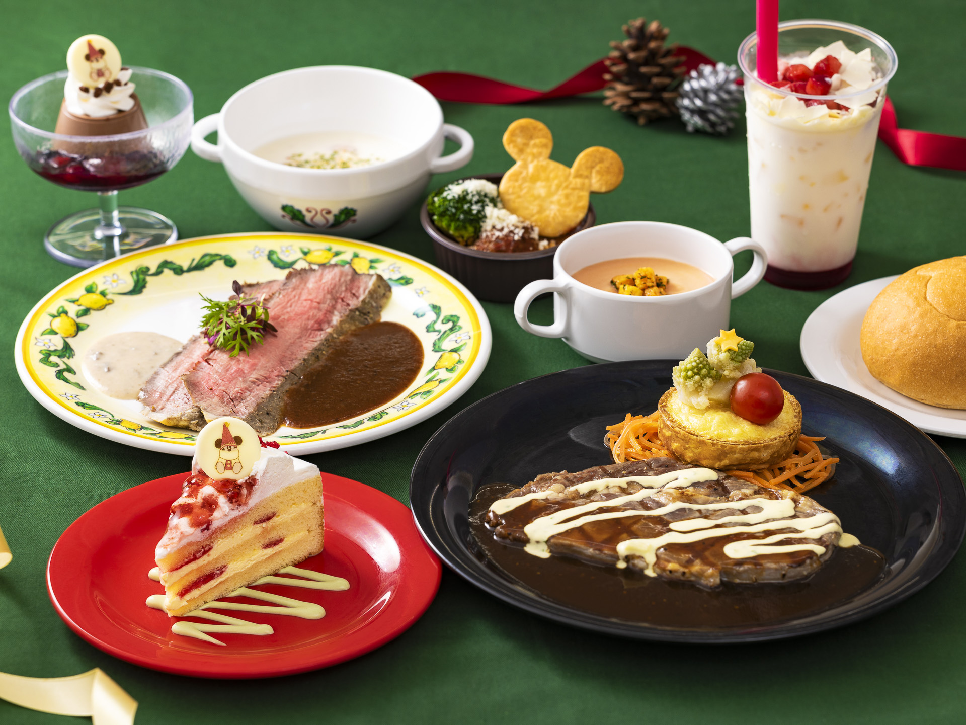 クリスマスならではのあったかメニューを2パークでそれぞれ発売する