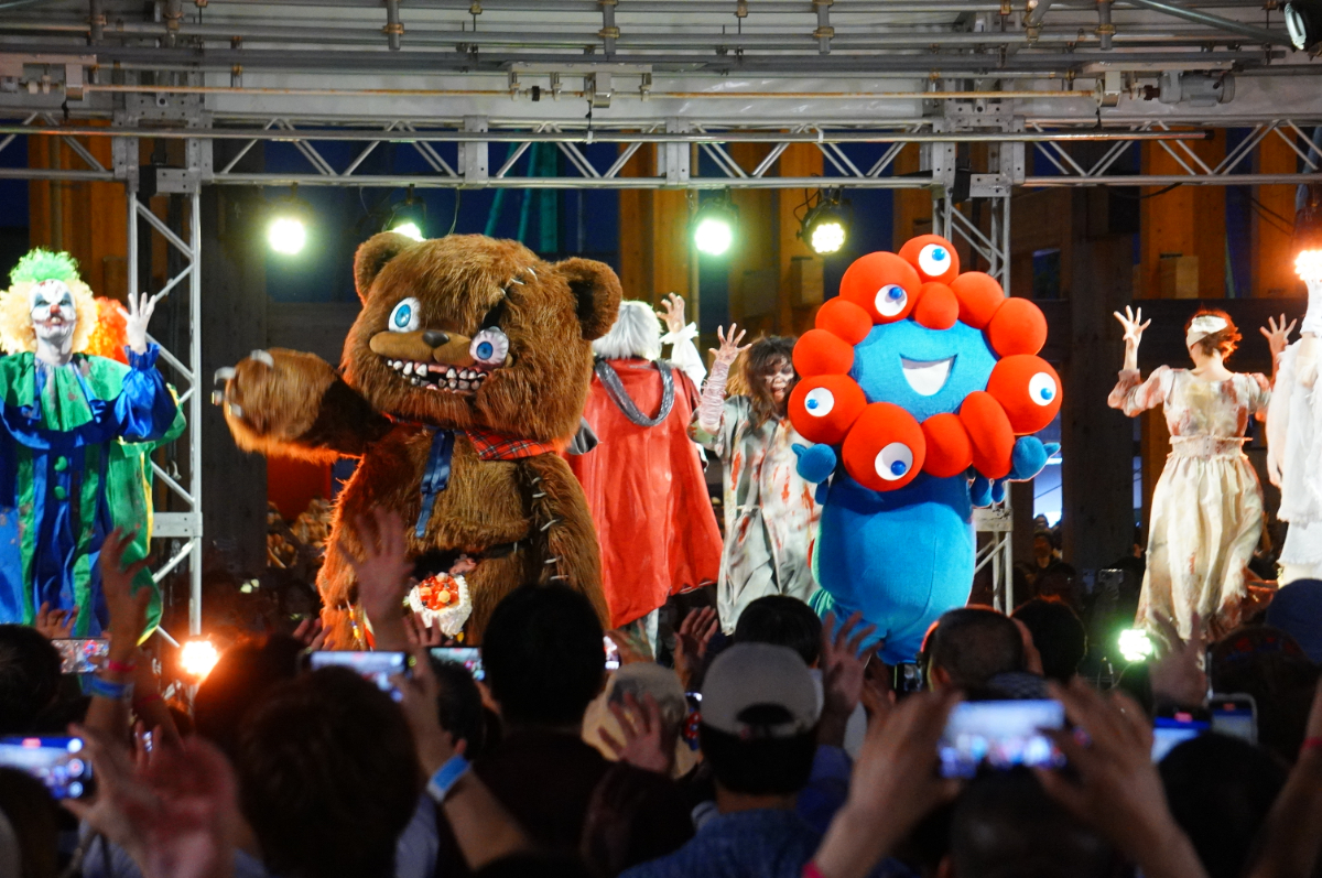 USJと万博が一夜限りのコラボ。ハミクマとミャクミャクが「ゾンビ・デ・ダンス」で競演