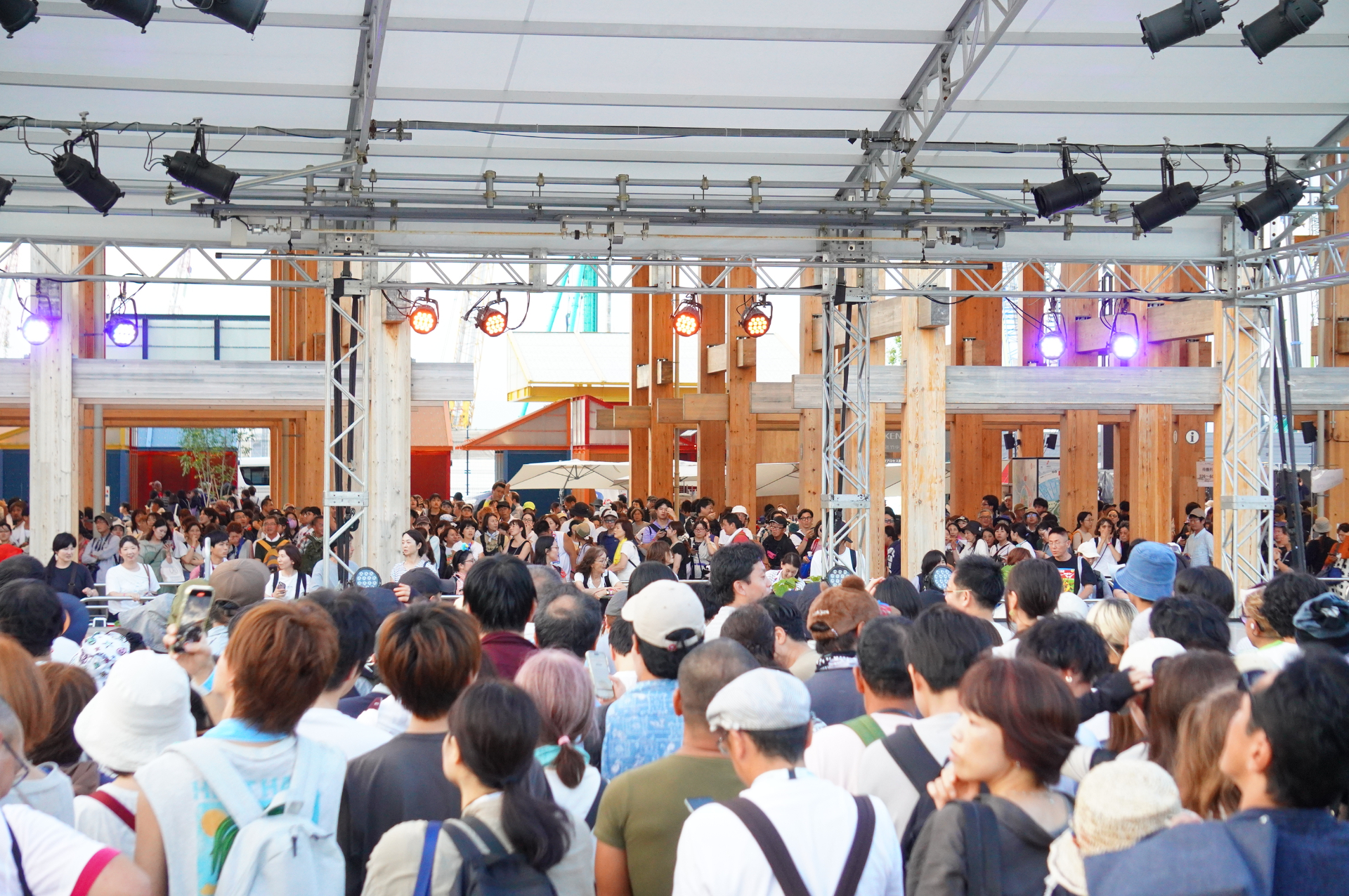 会場となったポップアップステージ北。朝から整理券が配布され、ステージ外にも多くの万博来場客とファンが詰めかけた