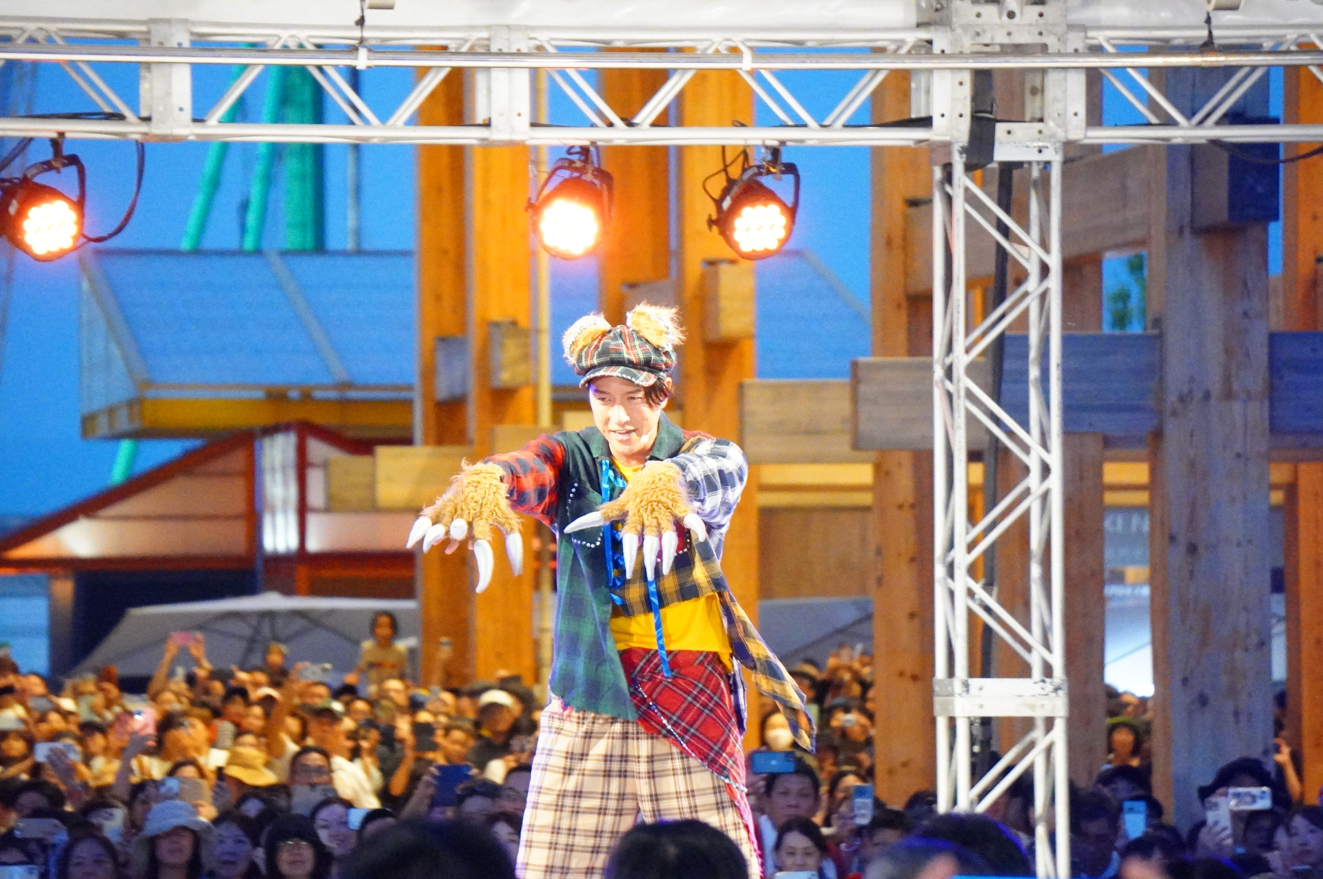 MCが現在USJで開催中の「ゾンビ・デ・ダンス」の振付をゲストにレクチャー