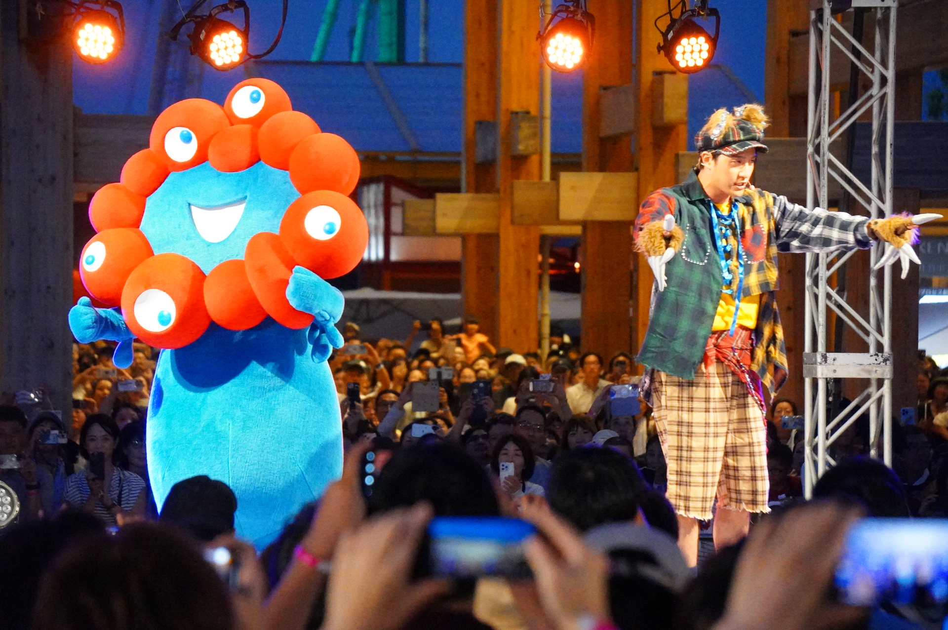 大阪・関西万博の公式キャラクター「ミャクミャク」が登場するとひときわ大きな歓声が