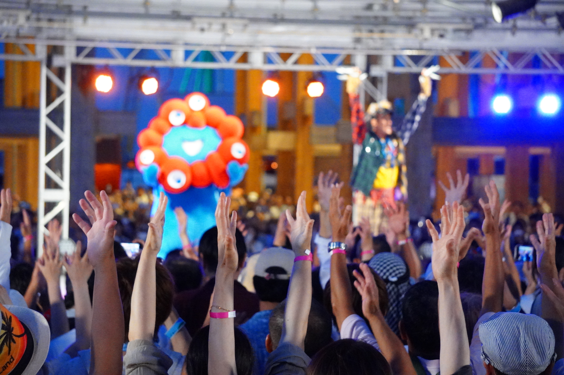 両手を挙げて飛び跳ね、ガオーっと襲いかかるようなポーズが象徴的な「ゾンビ・デ・ダンス」。ミャクミャクもキレッキレの動き