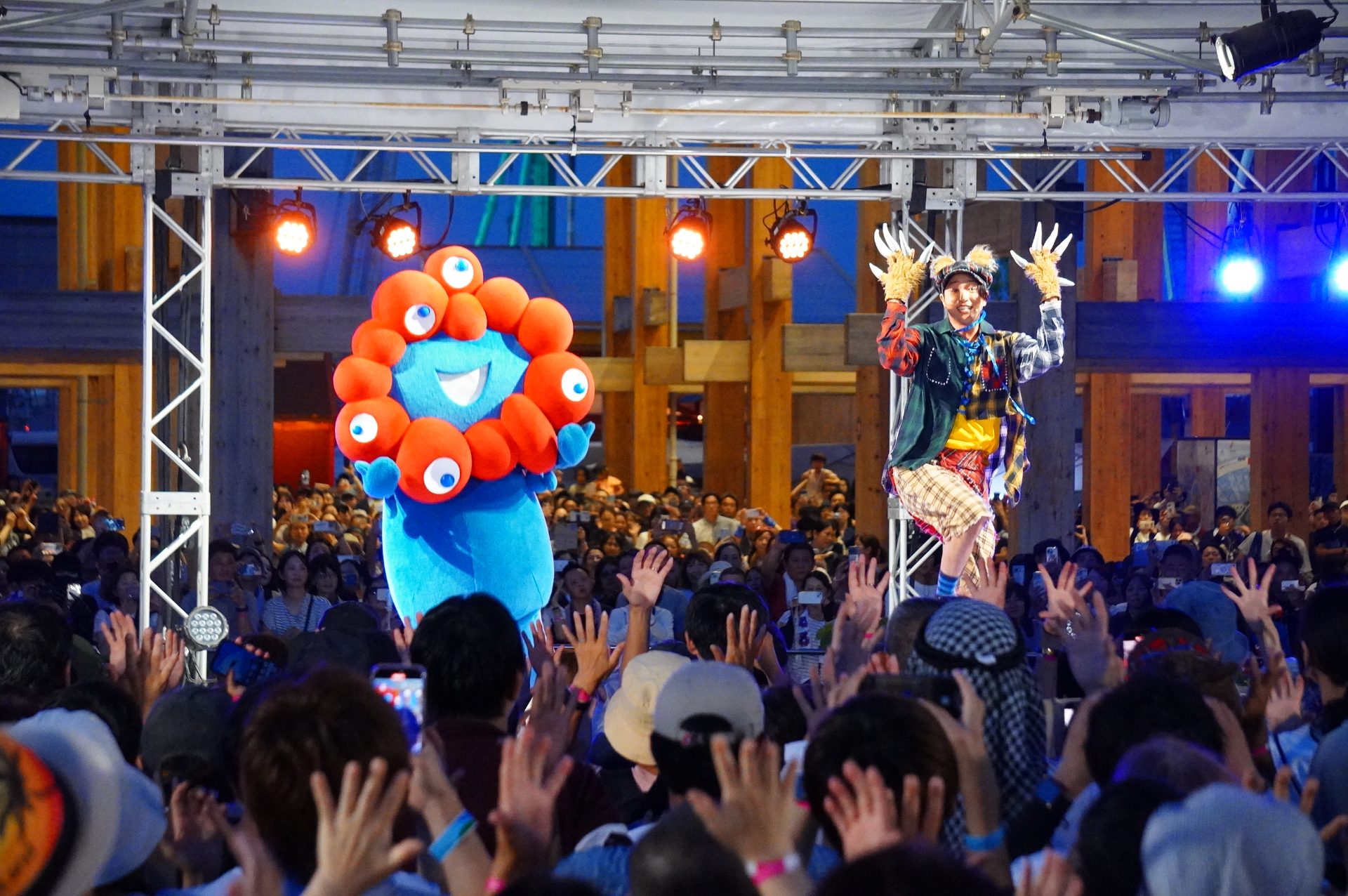 両手を挙げて飛び跳ね、ガオーっと襲いかかるようなポーズが象徴的な「ゾンビ・デ・ダンス」。ミャクミャクもキレッキレの動き