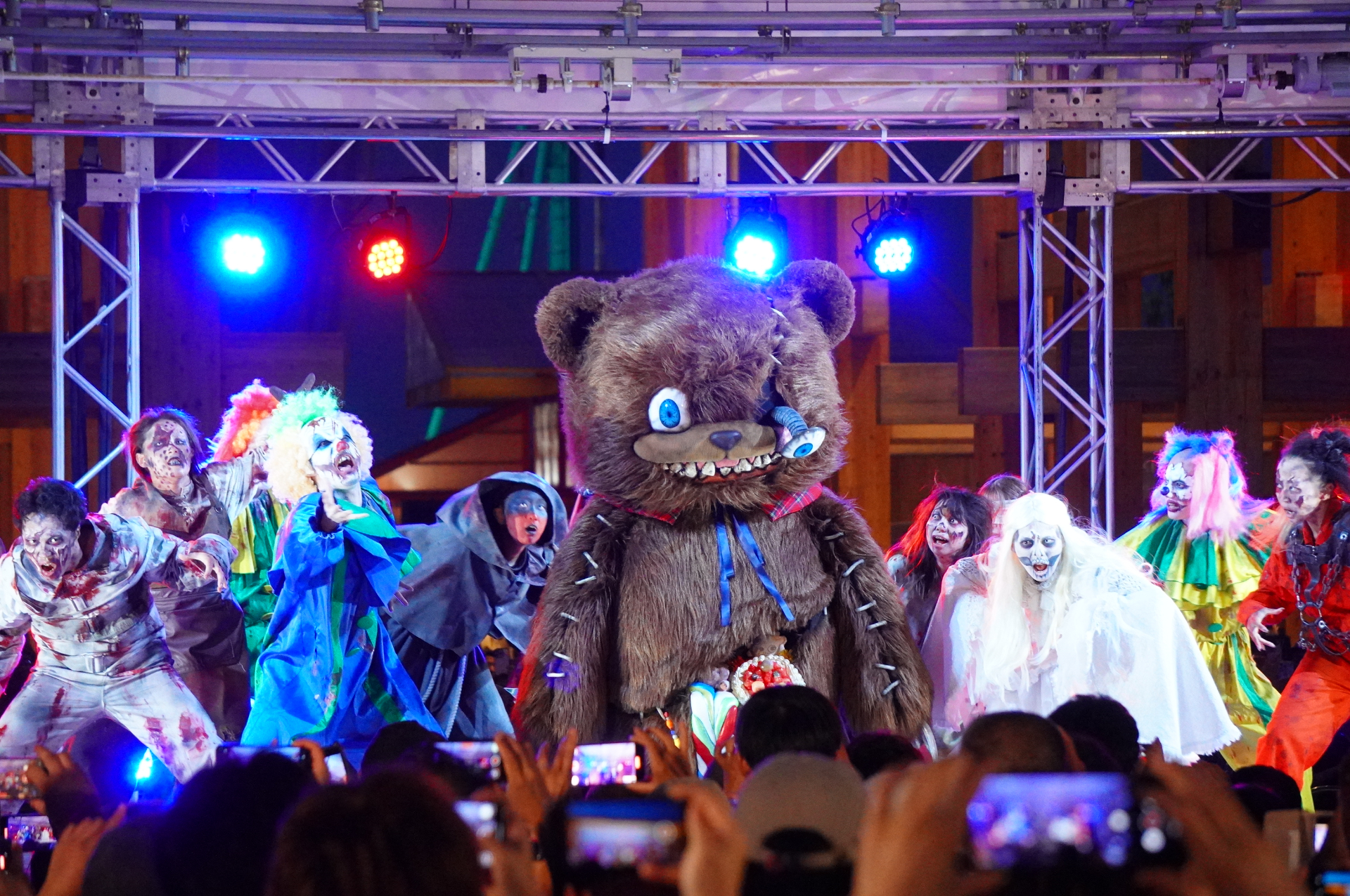 USJの人気キャラクター「ハミクマ」が大量のゾンビとともに登場。毎年ハロウィーン限定で登場するクマのゾンビで、会場には全身ハミクマグッズに身を包んだファンも多数