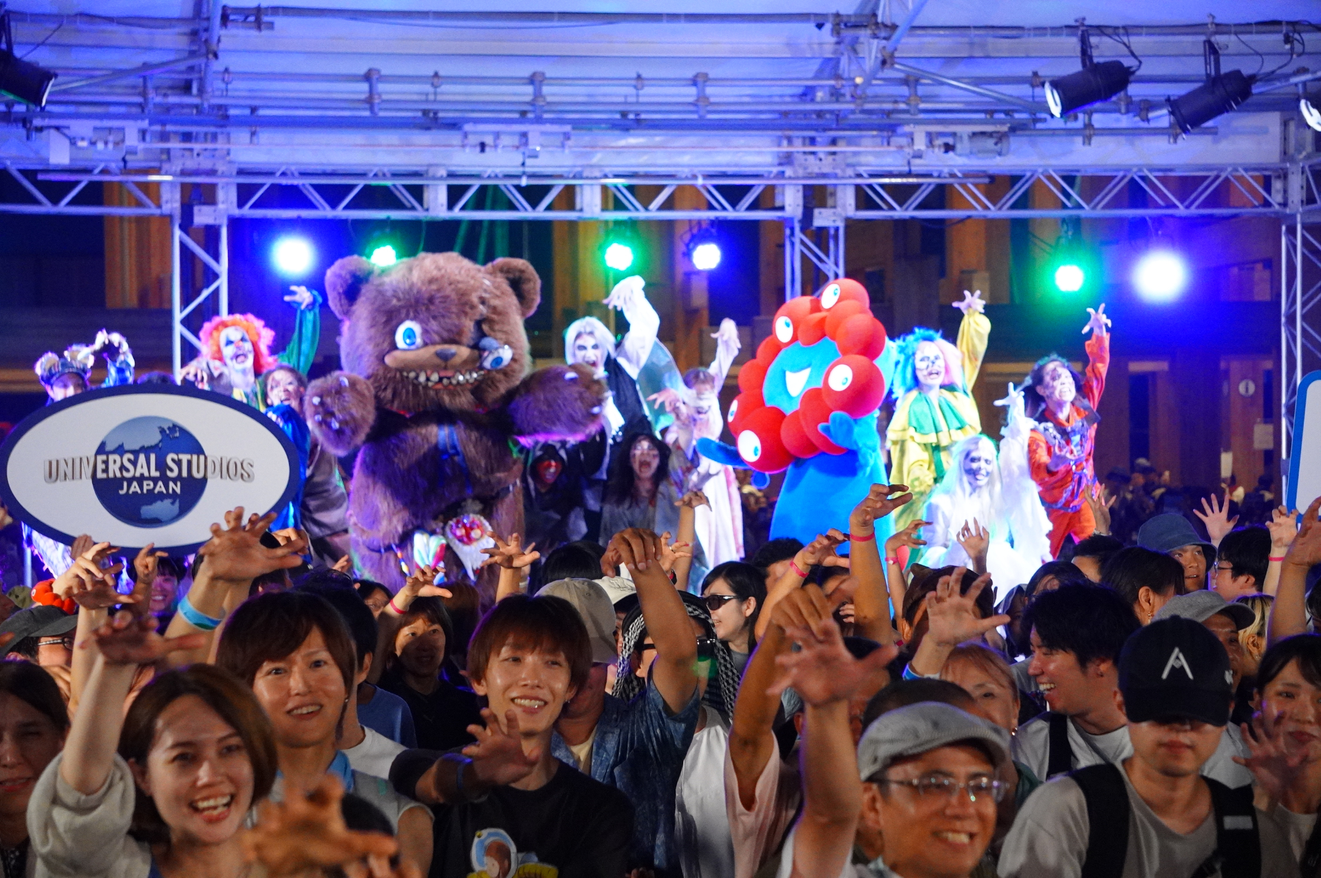 最後はミャクミャク、ハミクマ、ゾンビ、ゲストが全員で「ゾンビ・デ・ダンス」を踊りフィナーレ