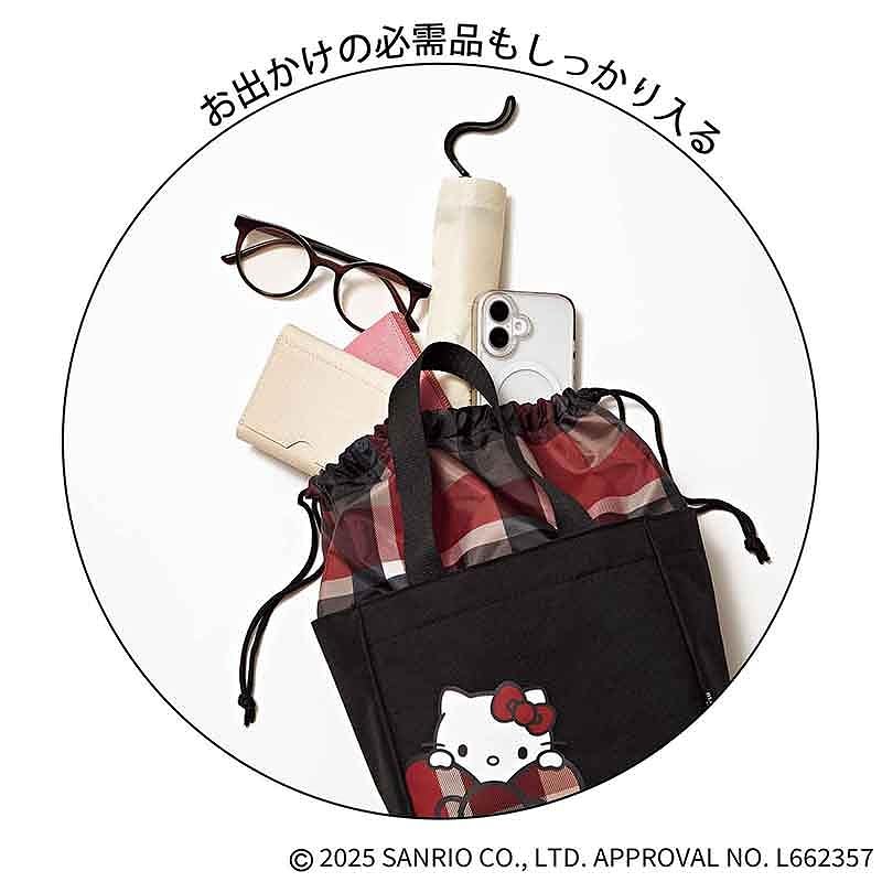 スマホやお財布、日傘など、必需品が入るサイズ感