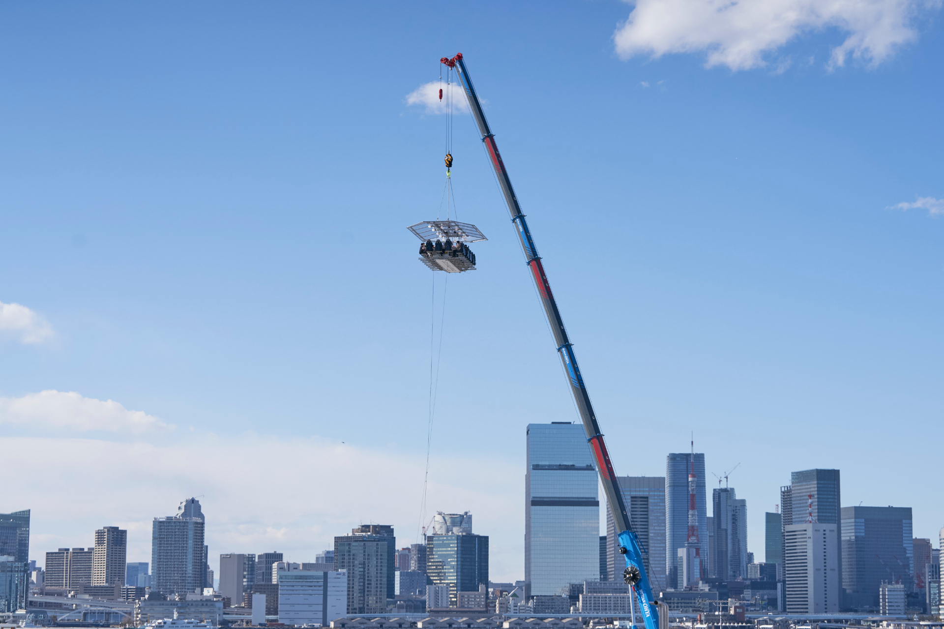 クレーンで吊り上げられたテーブルとシートにより、地上40mの非日常空間で景色と食事が楽しめる
