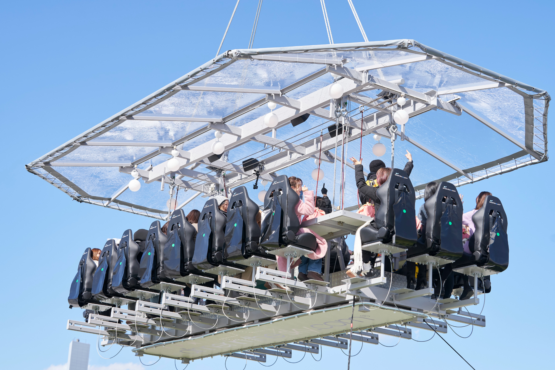クレーンで吊り上げられたテーブルとシートにより、地上40mの非日常空間で景色と食事が楽しめる