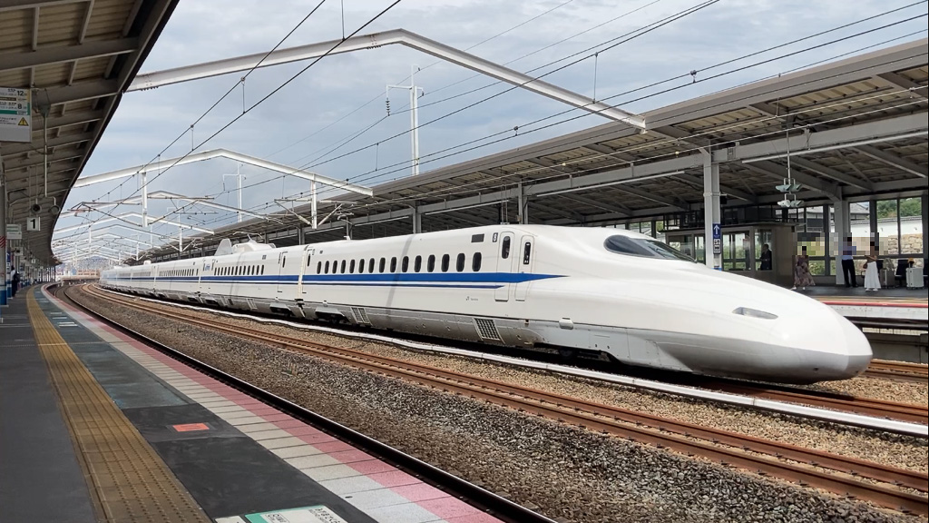 JR西日本は、山陽新幹線N700系8両編成版の営業運転を開始する