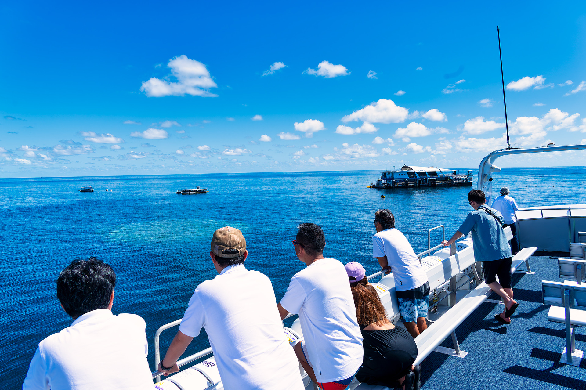 ケアンズから90分ほどのクルーズでグレートバリアリーフに到着