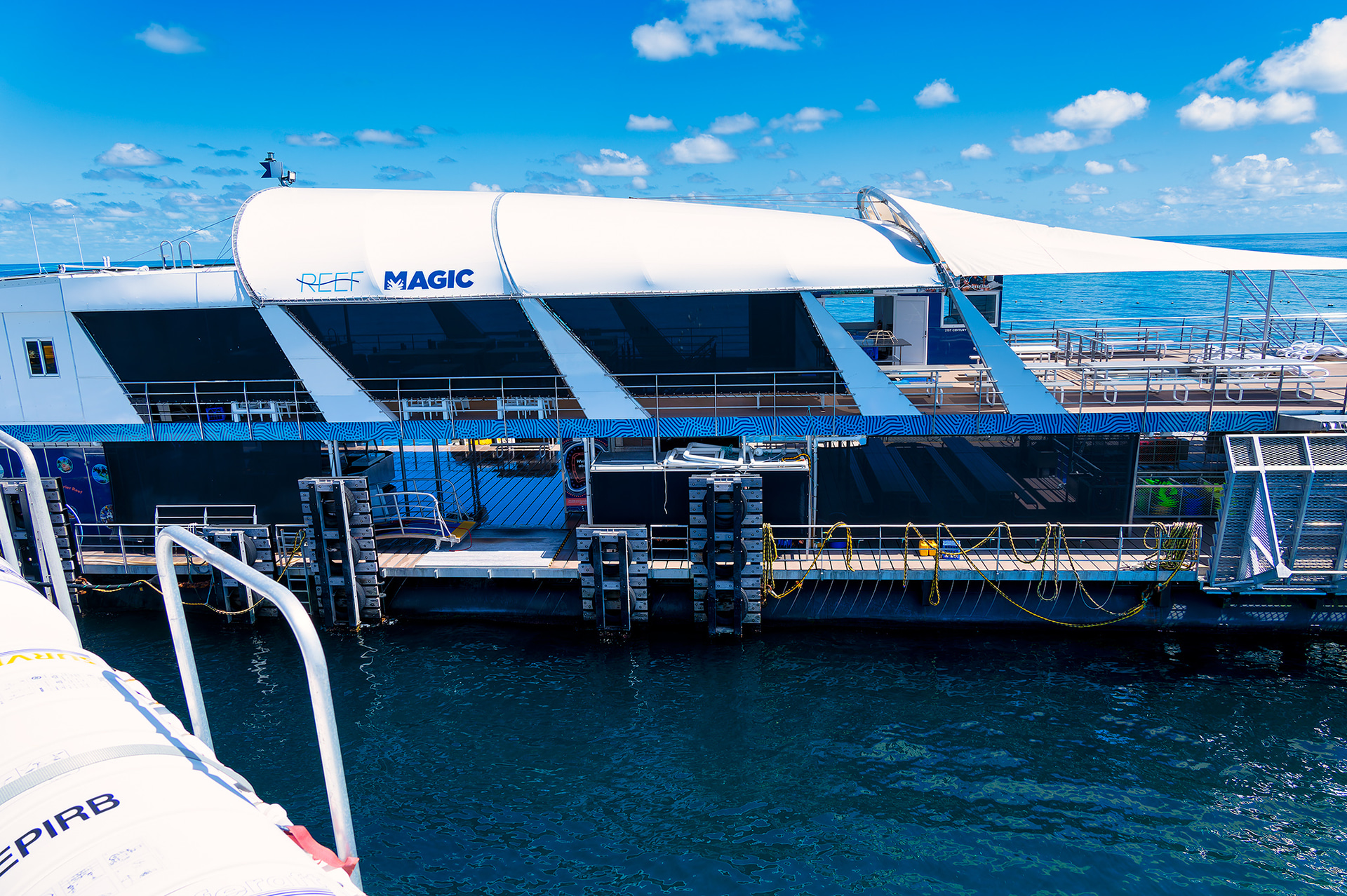 リーフマジックポンツーンに到着し下船。早速シュノーケリングの準備に入る人も