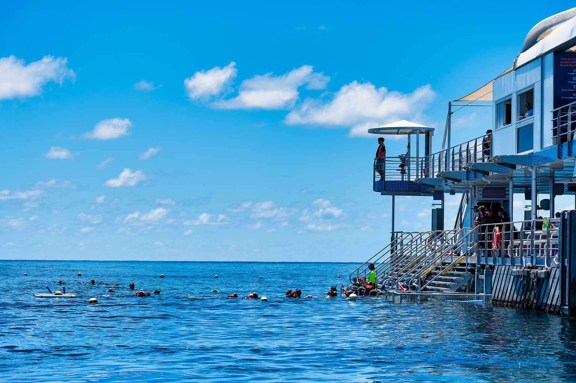 シュノーケルを通じて美しいグレートバリアリーフを楽しむ。そのうえでサンゴについて学び、感じ、何をすべきかを考える。その拠点がこのポンツーンだ