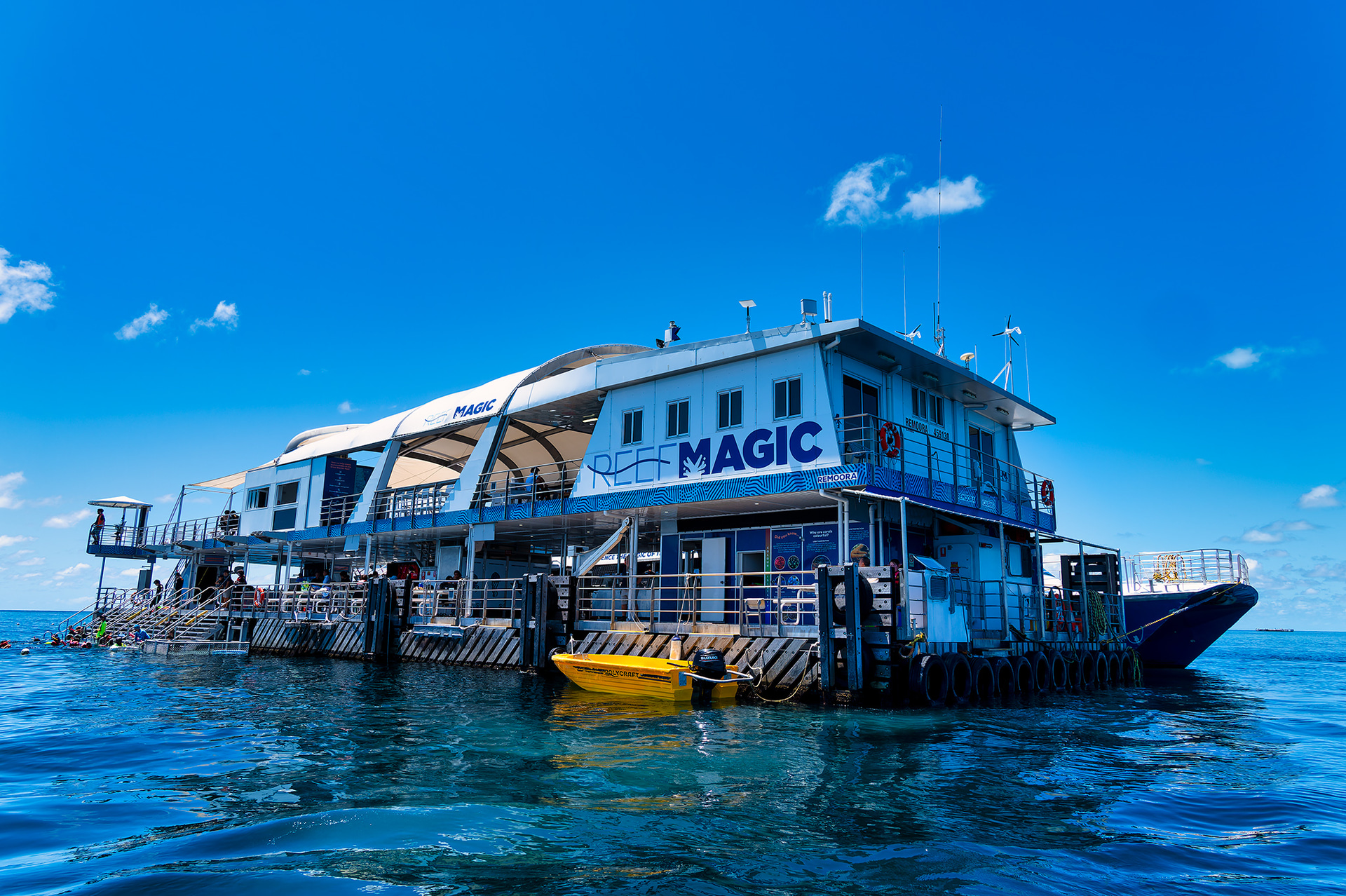 シュノーケルを通じて美しいグレートバリアリーフを楽しむ。そのうえでサンゴについて学び、感じ、何をすべきかを考える。その拠点がこのポンツーンだ