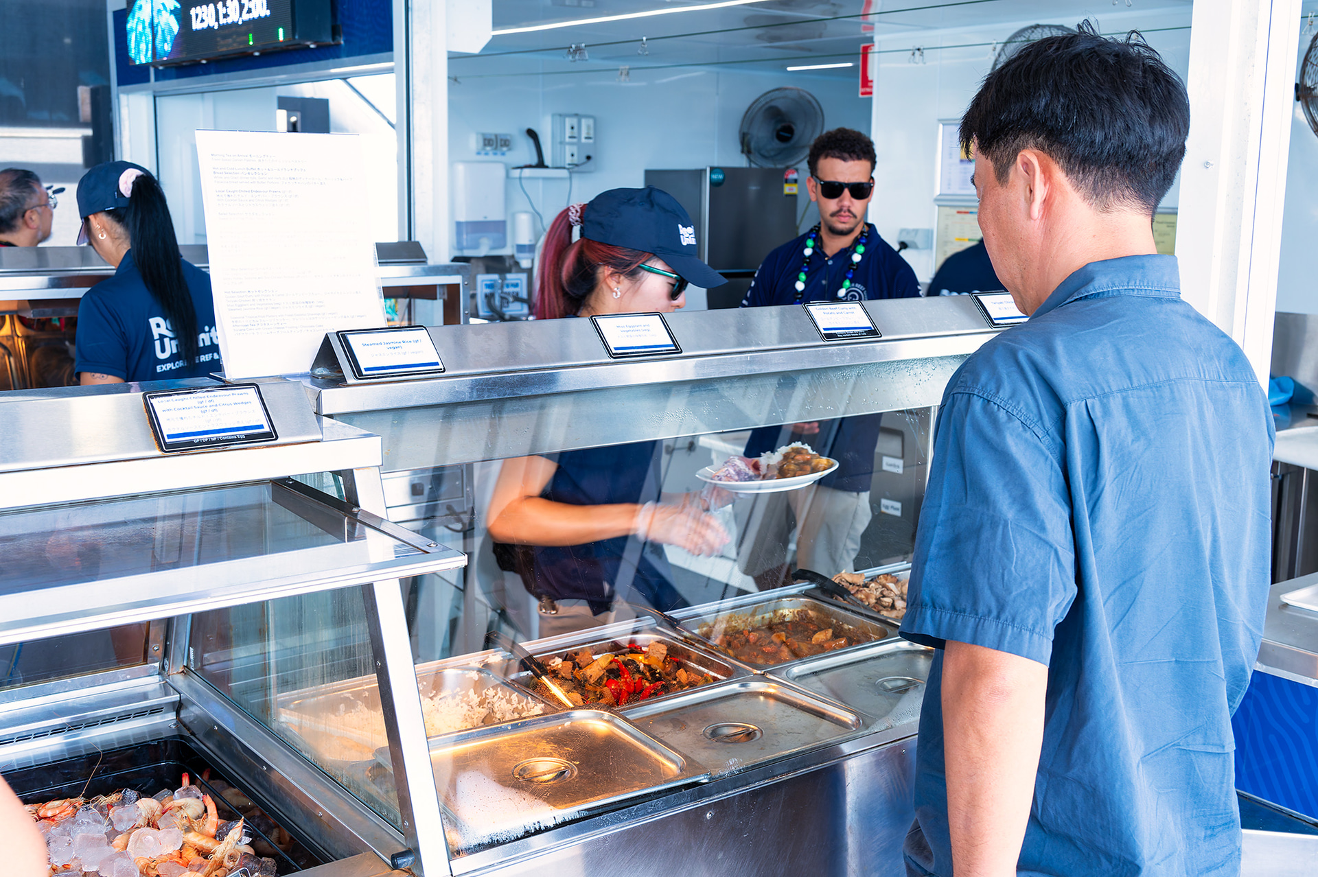 リーフマジック グレートバリアリーフツアーのランチはポンツーンにて。きれいな海を見ながらの至福のとき