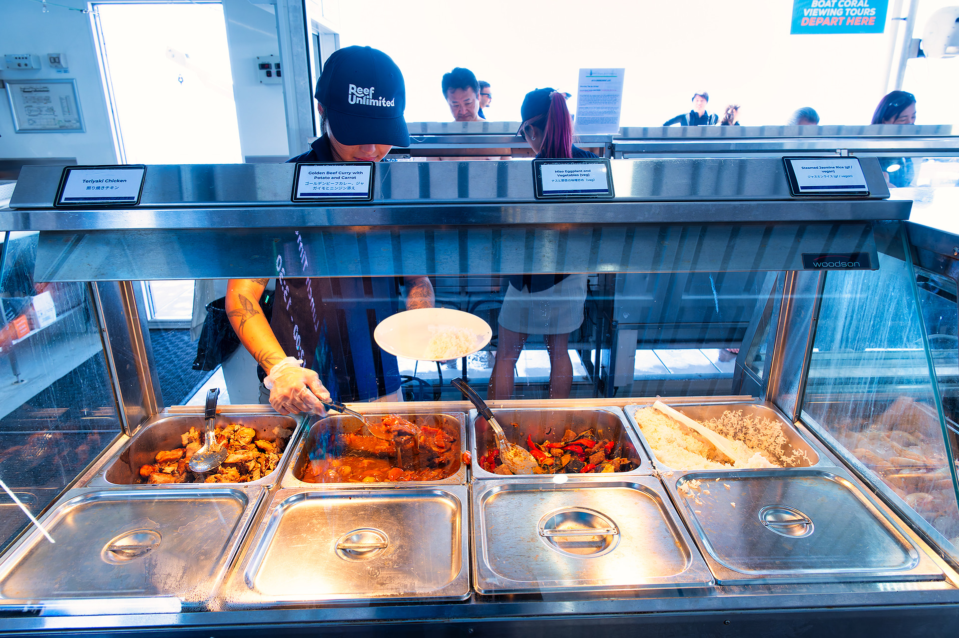 リーフマジック グレートバリアリーフツアーのランチはポンツーンにて。きれいな海を見ながらの至福のとき