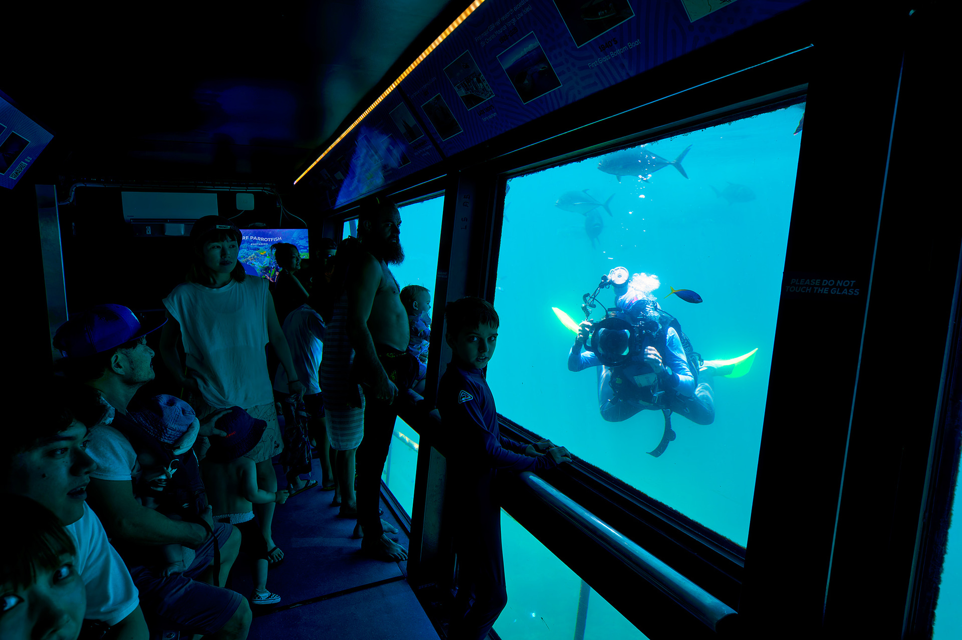 ポンツーンの先端部分にある半潜水展望室からも活き活きと泳ぐ魚たちなどを楽しむことができる