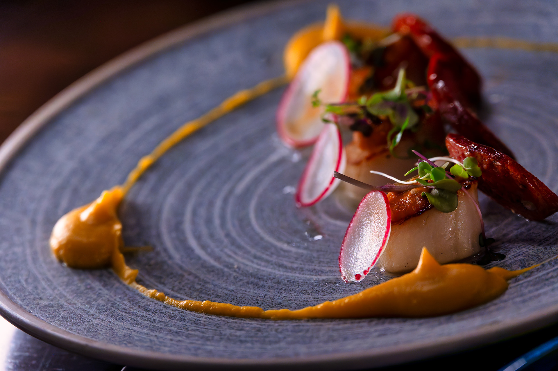 肉料理も魚料理も丁寧な調理で美味しく、リラックスした気持ちで過ごすことができる