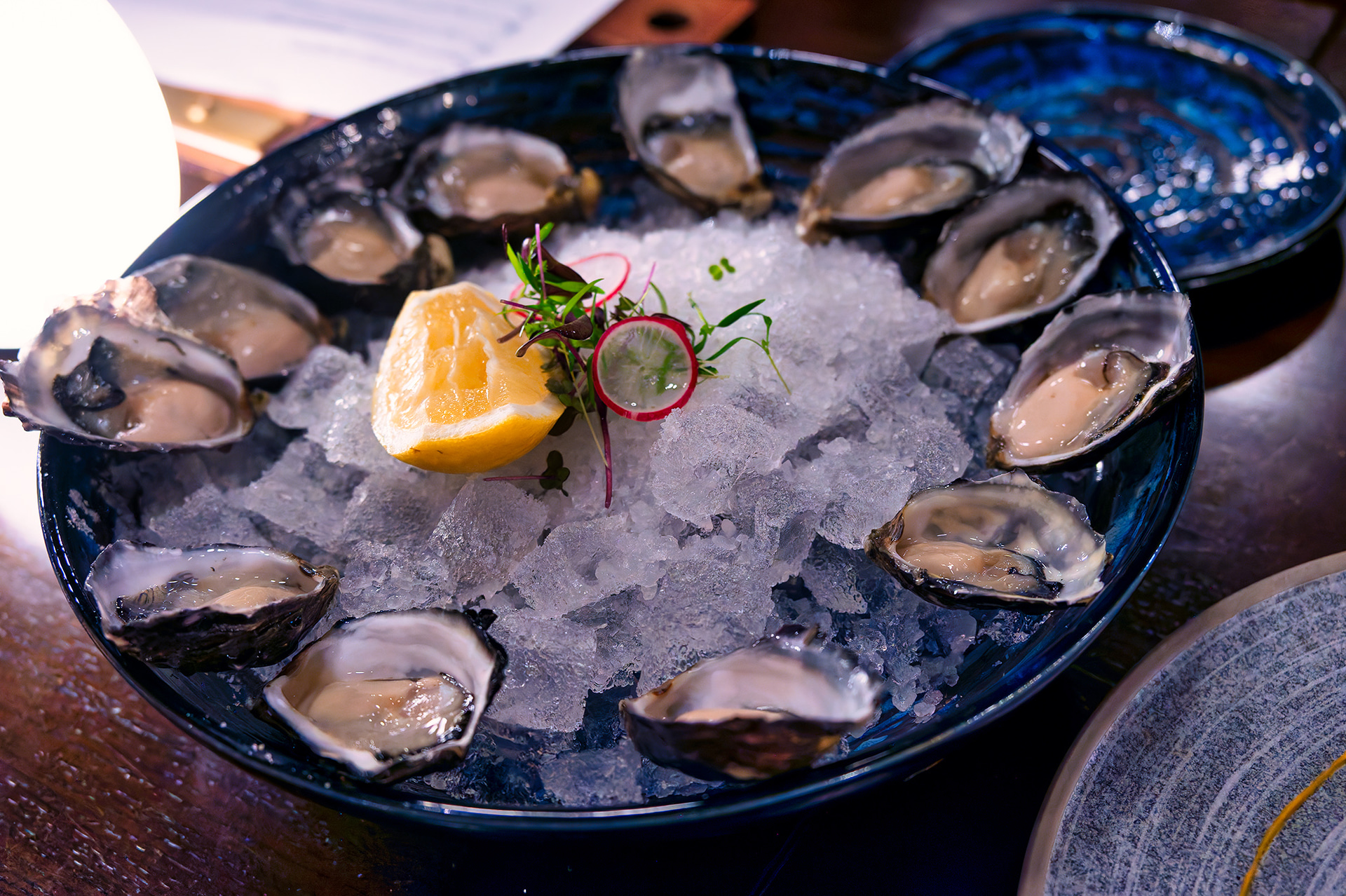 肉料理も魚料理も丁寧な調理で美味しく、リラックスした気持ちで過ごすことができる