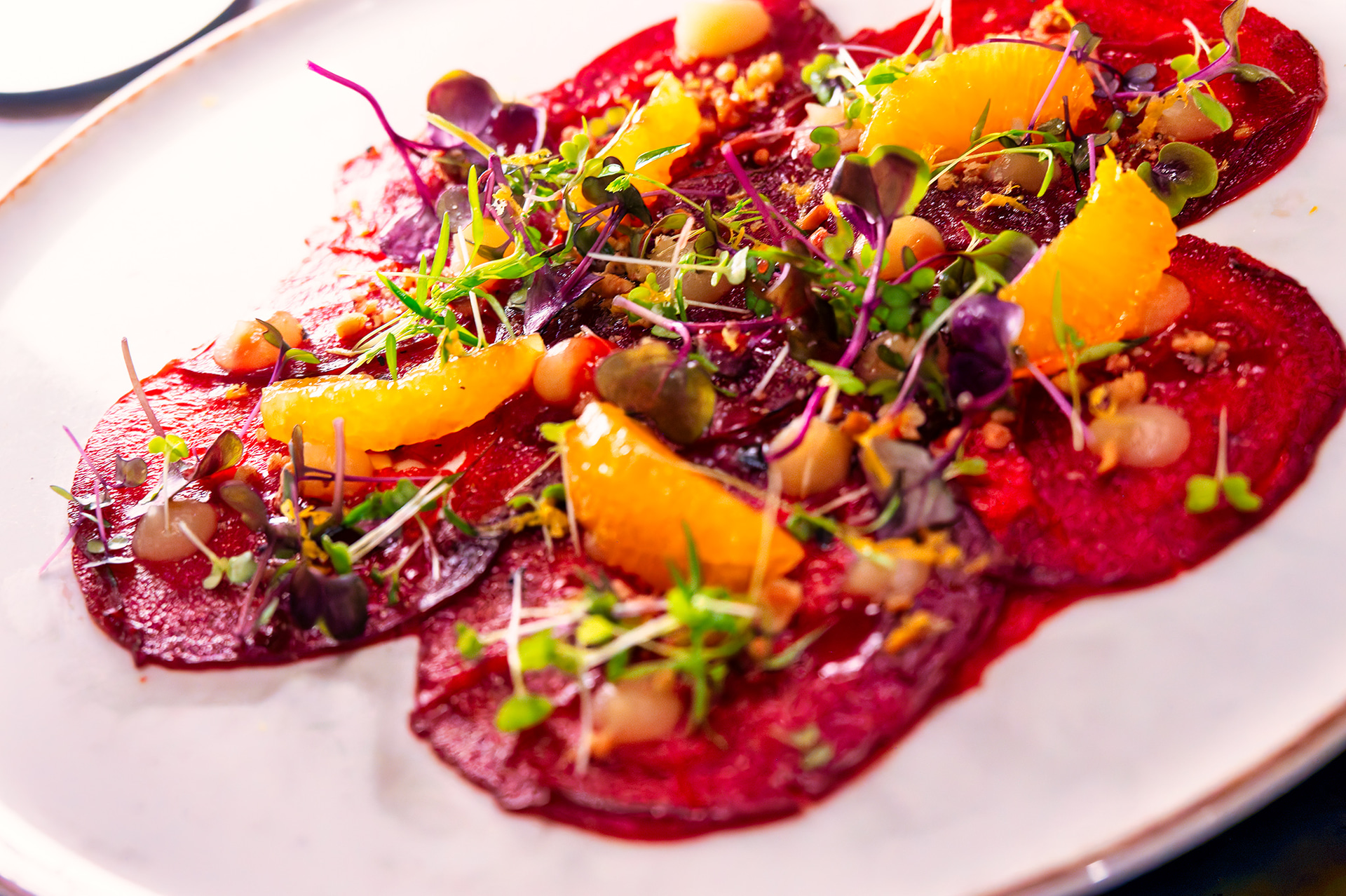 肉料理も魚料理も丁寧な調理で美味しく、リラックスした気持ちで過ごすことができる