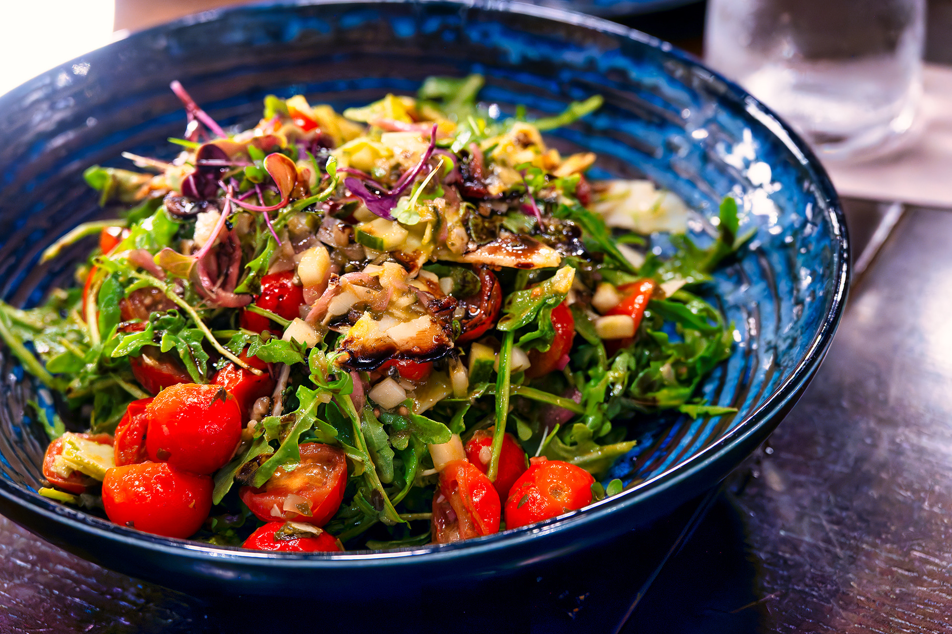 肉料理も魚料理も丁寧な調理で美味しく、リラックスした気持ちで過ごすことができる