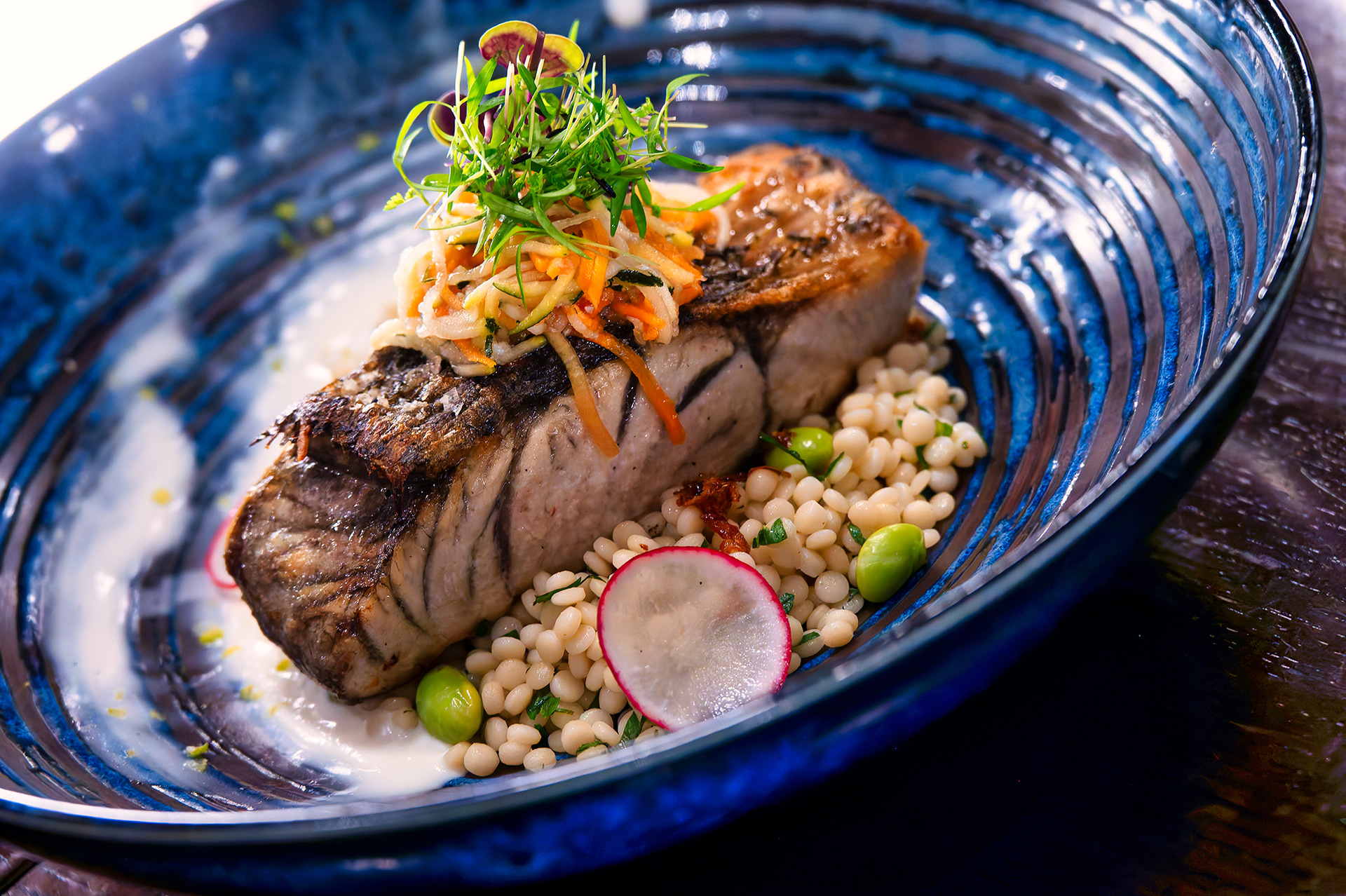 肉料理も魚料理も丁寧な調理で美味しく、リラックスした気持ちで過ごすことができる