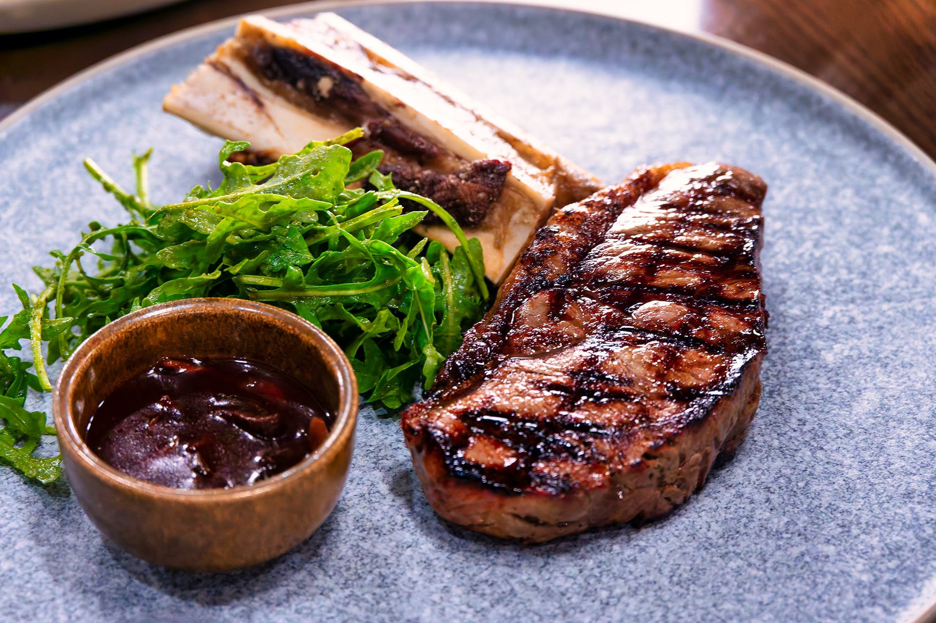 肉料理も魚料理も丁寧な調理で美味しく、リラックスした気持ちで過ごすことができる