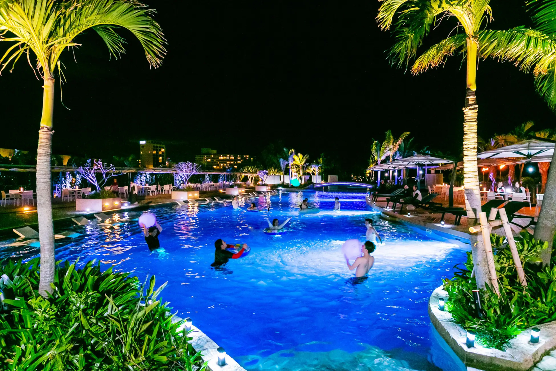 ジャングリア沖縄で遊んだあとも、オリエンタルホテル 沖縄リゾート＆スパで県内最大級ナイトプールやバータイムが楽しめる