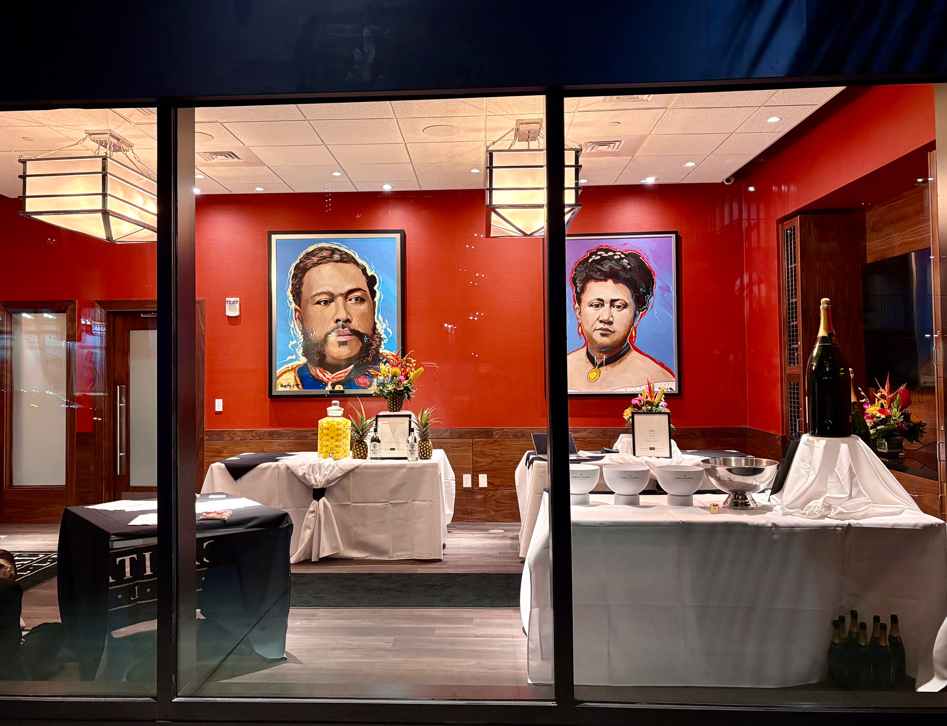 外から覗くと、プリンスクヒオなどハワイの歴史人物の肖像画が目に飛び込んでくる