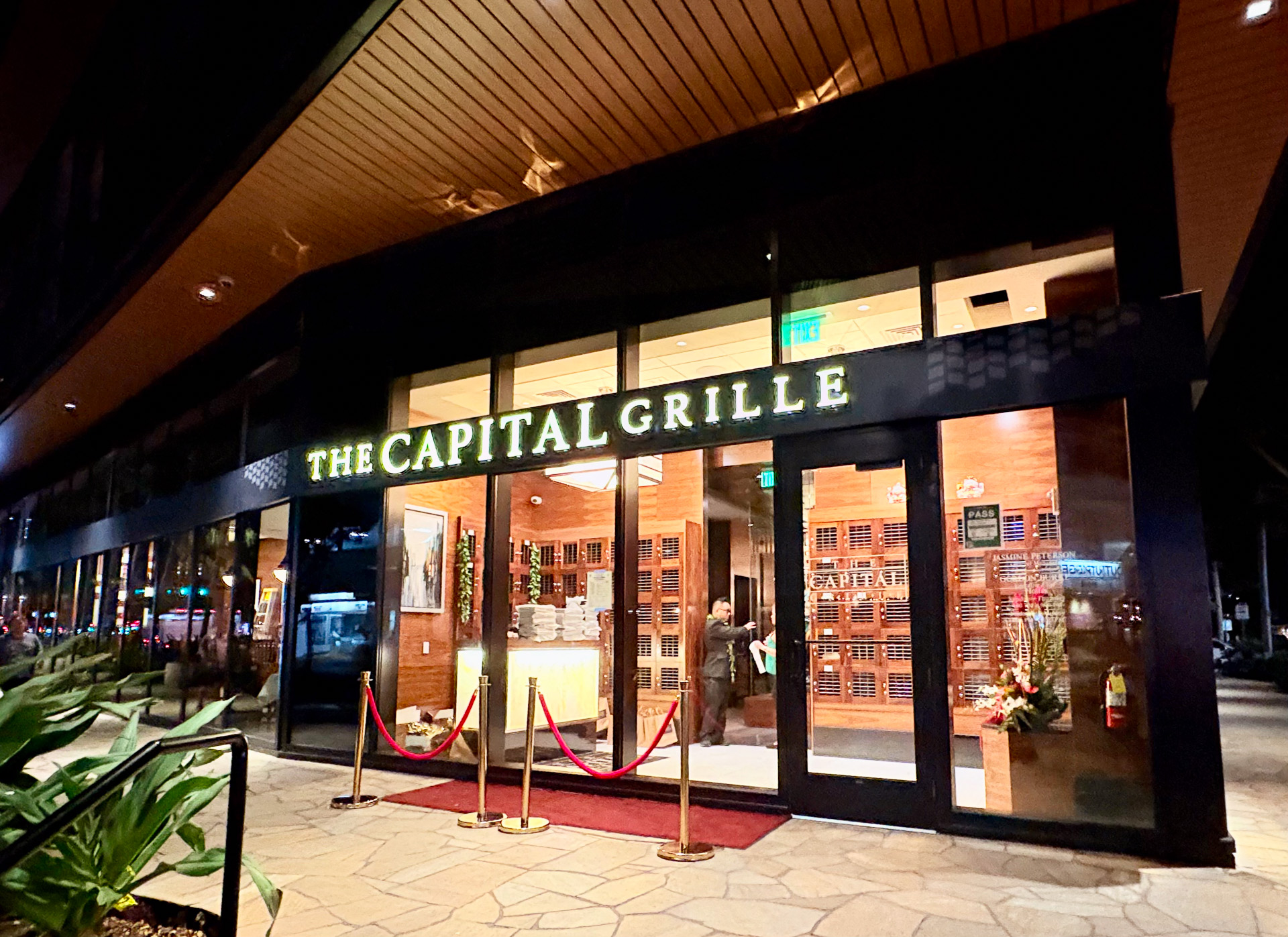 高層コンドミニアム「リリア・ワイキキ」の1階に位置する