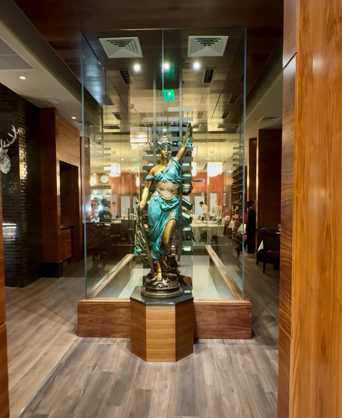 入店するとバーとワインセラーが現われる