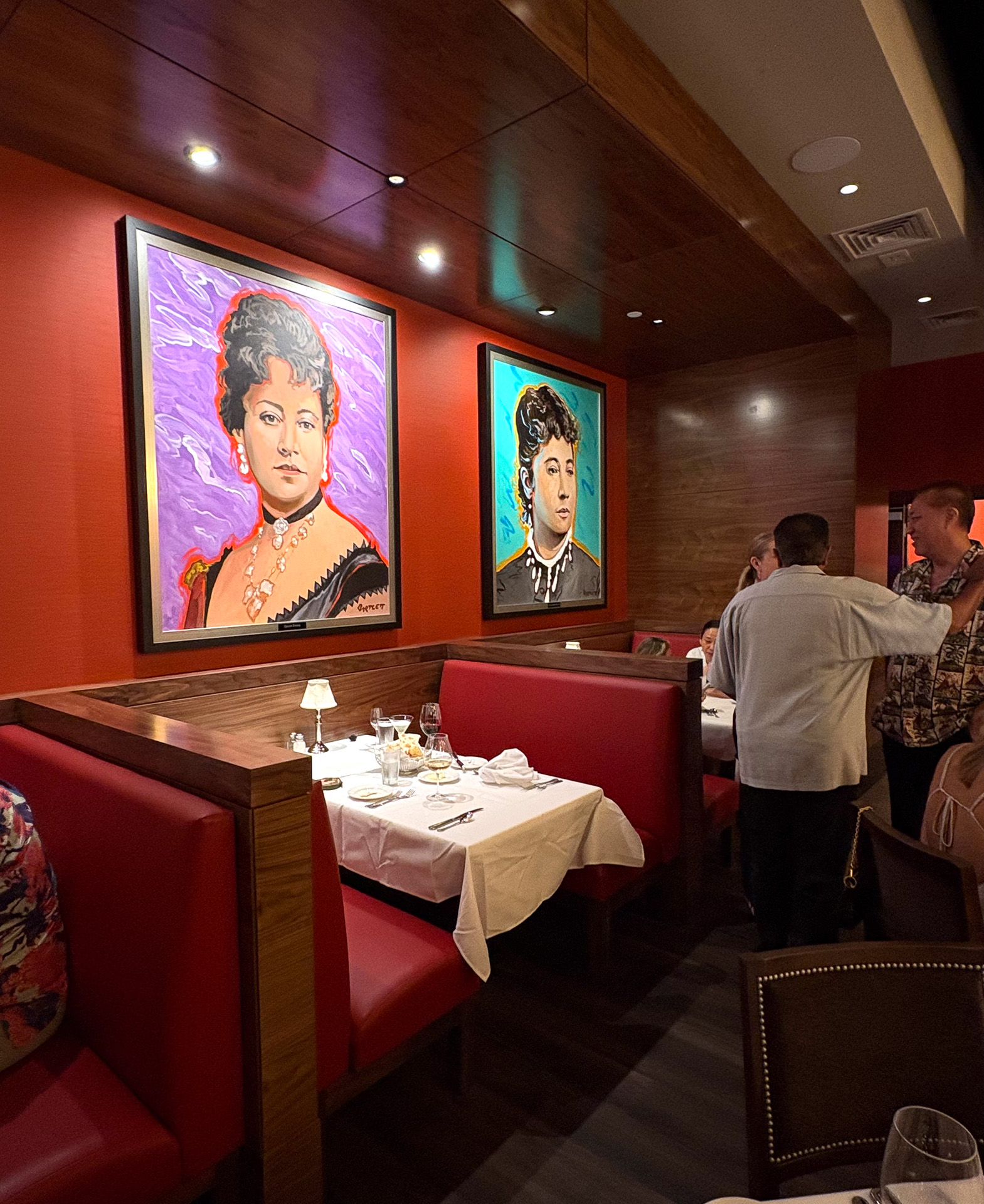 ハワイの王族たちの肖像画が並ぶ内観