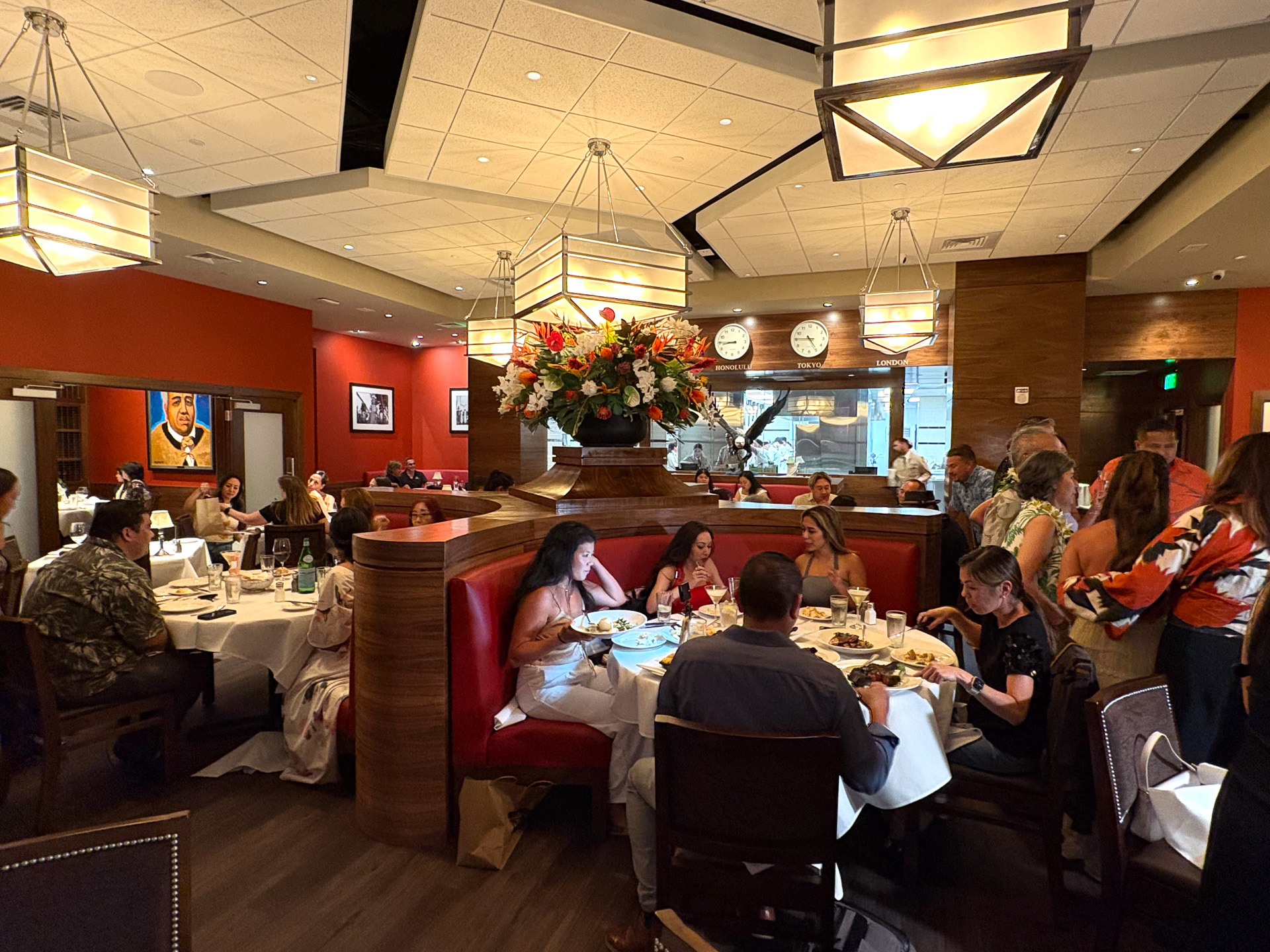 全252席。奥にはカメハメハ大王の肖像画が掲げられた「キング・カメハメハ・ルーム」などの個室がある