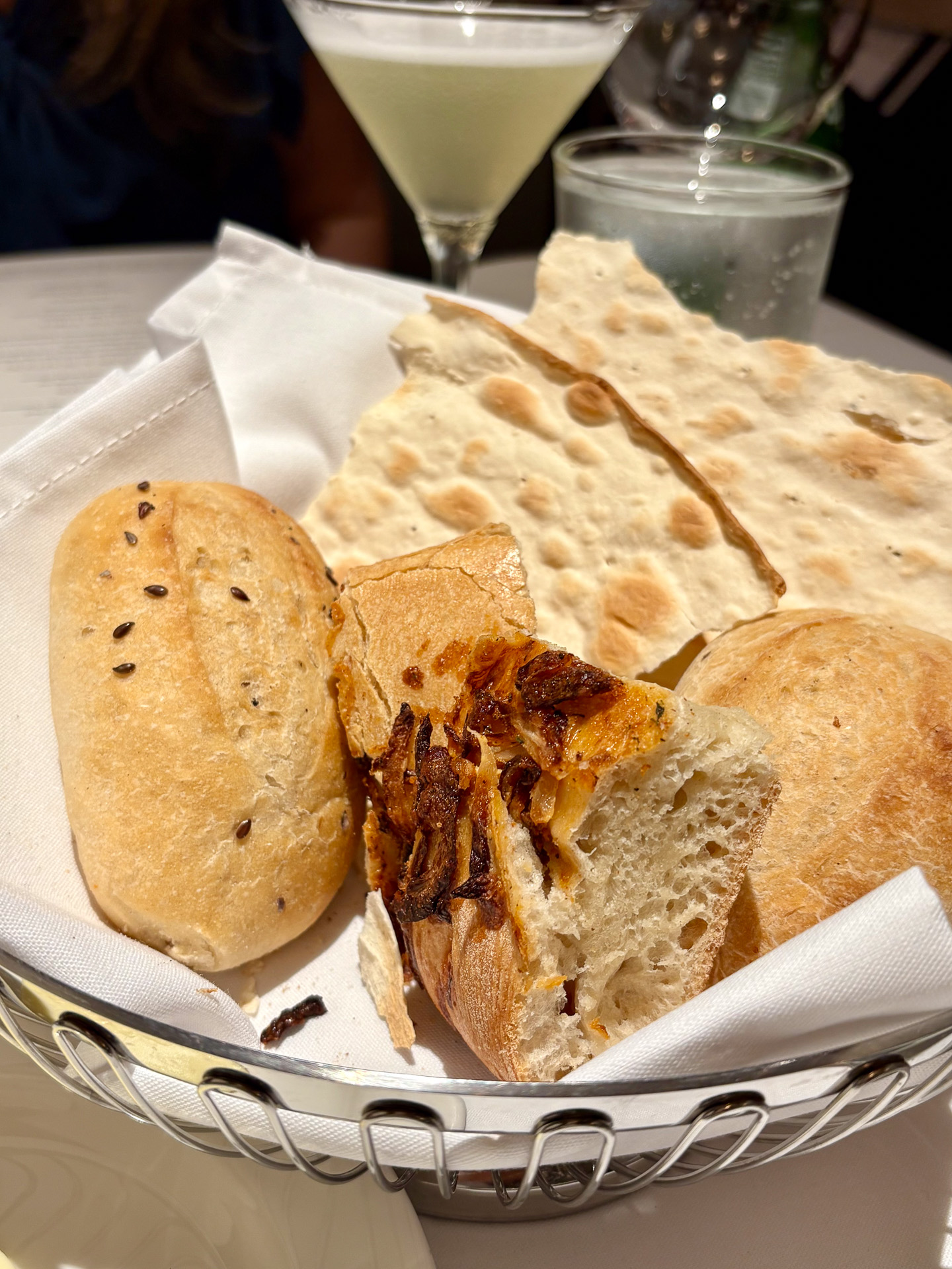 最初にほかほかのパンが提供される