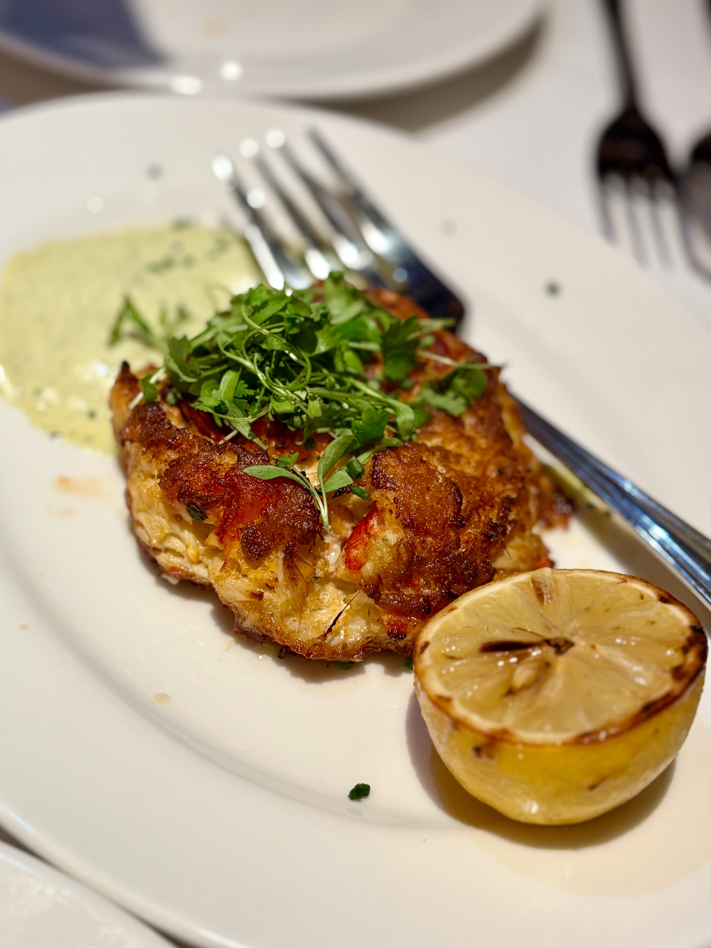 ロブスターとクラブケーキ（28ドル）。日本でいえばクリームコロッケのような定番料理