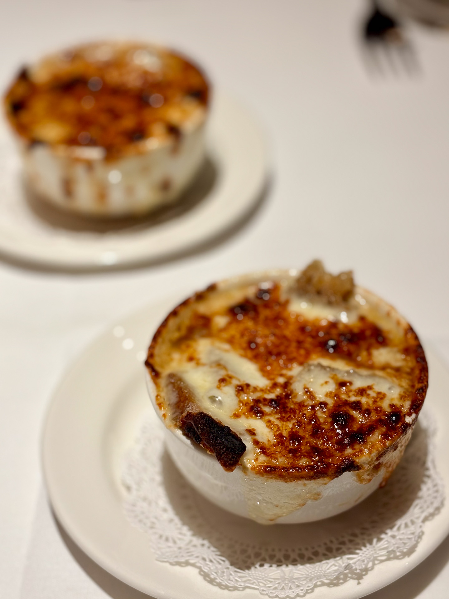 フレンチオニオンスープ（写真はカップ。実際は大サイズで18ドル）