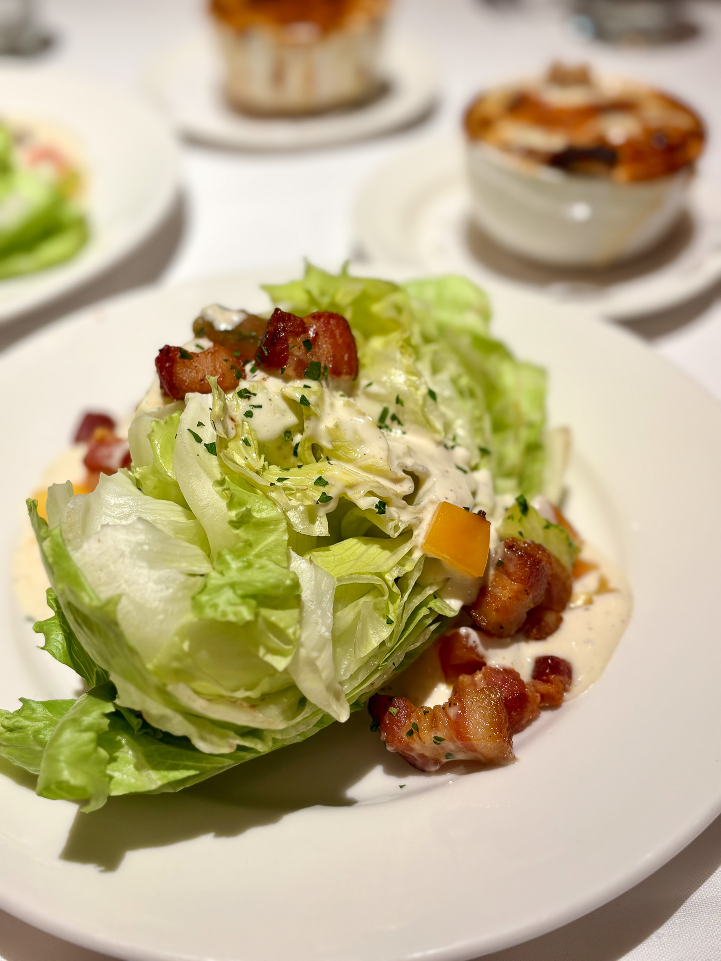 ブルーチーズとスモークドベーコンがのったレタスサラダ（16ドル）